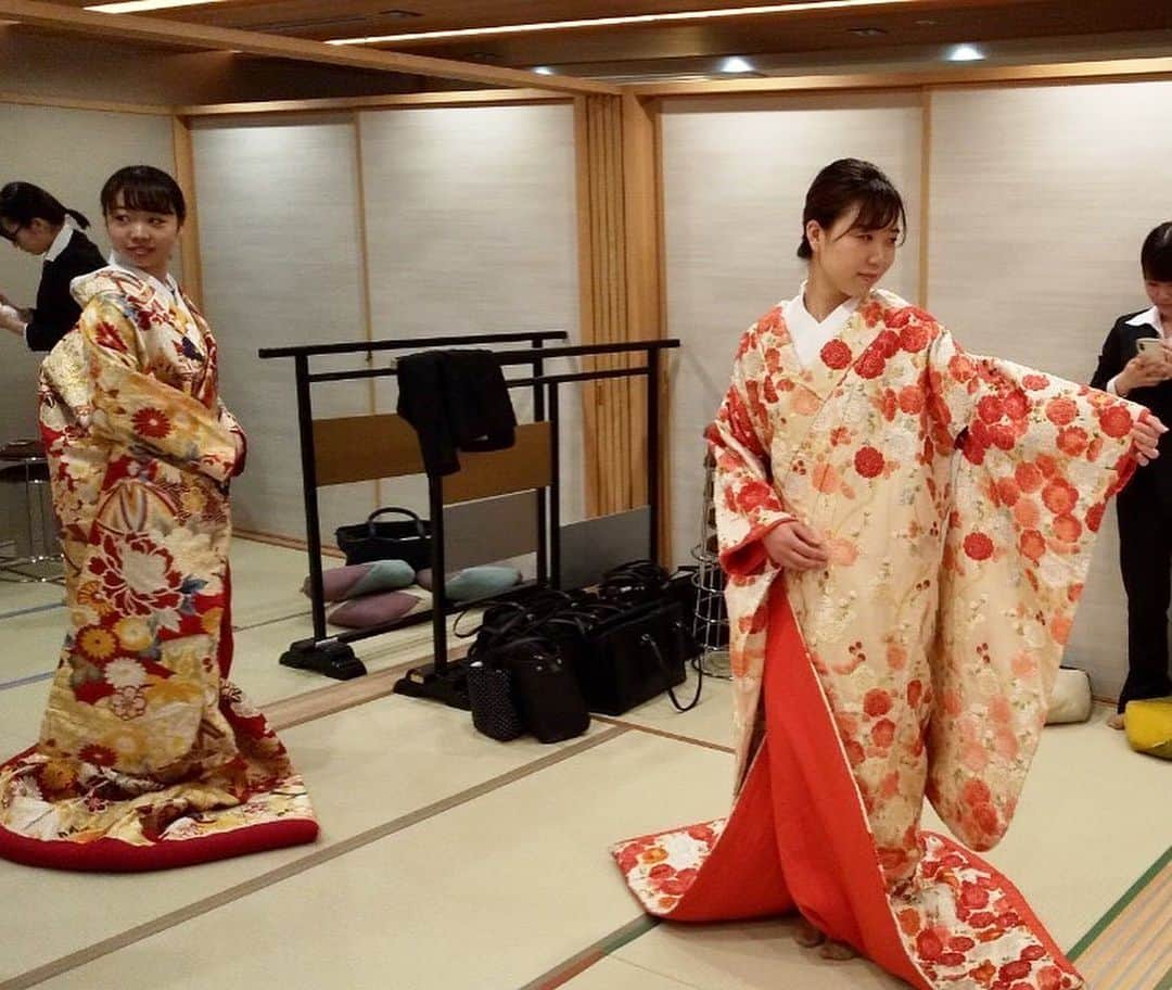 東京観光専門学校さんのインスタグラム写真 - (東京観光専門学校Instagram)「本日は成人の日ですね﻿ 新成人の皆様おめでとうございます😊﻿ ﻿ これは以前、曽我(八芳園衣裳室)さんで【打ち掛け】﻿ という花嫁衣装の着付けを学んだ時の様子です✨﻿ 校内にあるドレスルームだけでなく﻿ 本物の衣裳室で研修を受けられるのも魅力的💕﻿ ﻿ 日本の伝統的な結婚式も素敵ですね👘♡  #ブライダル　#ウエディング #専門学校　#ブライダル専門学校 #ウエディング専門学校 #ウエディングプランナー #ブライダルプランナー #ドレススタイリスト #ドレスコーディネーター #着付け　#着付け師  #振袖　#打掛　#色打掛 #和装　#ウエディングドレス #ヘアメイク　#美容 #オープンキャンパス　#オーキャン」1月11日 14時31分 - tokan_1967