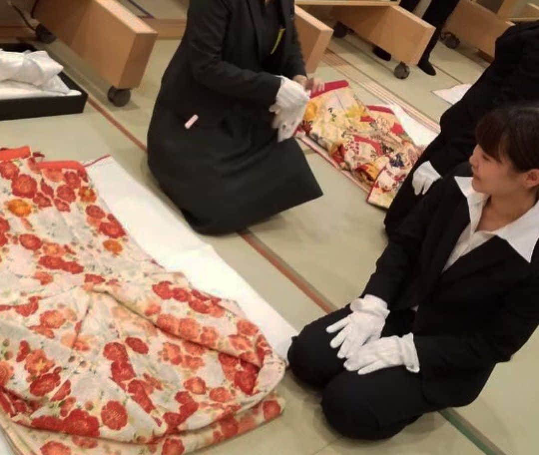 東京観光専門学校さんのインスタグラム写真 - (東京観光専門学校Instagram)「本日は成人の日ですね﻿ 新成人の皆様おめでとうございます😊﻿ ﻿ これは以前、曽我(八芳園衣裳室)さんで【打ち掛け】﻿ という花嫁衣装の着付けを学んだ時の様子です✨﻿ 校内にあるドレスルームだけでなく﻿ 本物の衣裳室で研修を受けられるのも魅力的💕﻿ ﻿ 日本の伝統的な結婚式も素敵ですね👘♡  #ブライダル　#ウエディング #専門学校　#ブライダル専門学校 #ウエディング専門学校 #ウエディングプランナー #ブライダルプランナー #ドレススタイリスト #ドレスコーディネーター #着付け　#着付け師  #振袖　#打掛　#色打掛 #和装　#ウエディングドレス #ヘアメイク　#美容 #オープンキャンパス　#オーキャン」1月11日 14時31分 - tokan_1967