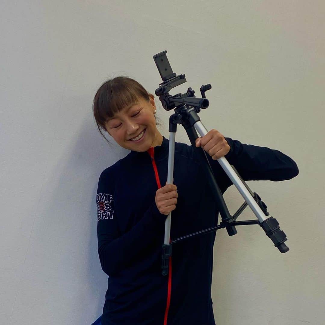 のインスタグラム：「今日は朝から撮影してました🎥  細心の注意を払いつつ、 今出来る事を🥺  体調管理にもさらに気を付けて過ごしていきましょっ✨✨✨  運動と栄養と睡眠のバランスをしっかりと🤲  しかしお腹空いたなぁ…🤣 （栄養のバランス完璧🤣（笑）） 休憩で何か食べてまた頑張りまーす😋  夜は…オンラインイベントじゃー🥳  #in #事務所 #サンミュージック #撮影 #カメラ #三脚 #体調管理 #健康第一 #元気 #運動 #栄養 #睡眠 #バランス #大事 #オンライン #イベント #オンラインサロン #run #and #beer #ちょっと遅いランチ #lunch #お腹空いた #休憩 #🎥 #😊 #✨ #🤲 #🤤 #😋」