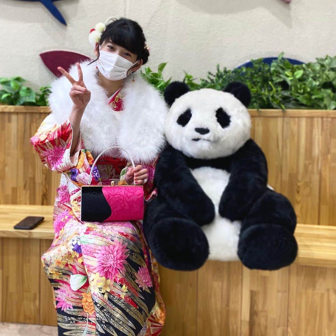 【公式】福岡ECO動物海洋専門学校のインスタグラム：「本日は成人の日❗️ 昨年は新型コロナウイルス感染拡大で 普段の日常が一変し、当たり前のことが出来なくなったり我慢したり… そんな時でも前を向いて晴れやかな笑顔の学生たち✨✨ 成人おめでとう㊗️ 素敵な大人に成長してください🍀  #福岡eco #福岡eco動物海洋専門学校 #動物の学校  #成人式 #成人の日 #おめでとう #ふりそで #振袖 #着物」