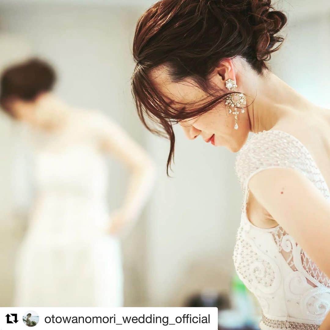 のインスタグラム：「@temperleybridal がノバレーゼ のためにデザインしたドレスSabine 上半身を飾る格子の装飾だけでなく、スカートにも美しい装飾が施されたフォトジェニックなドレスです ご試着・ご予約のお問い合わせは、お電話・メールにて承っております  Dress: Sabine Temperley for Novarese @temperleybridal @novaresewedding  Hair and Makeup: @lerire_wedding  Location and Planning: @otowanomori_wedding_official   #ノバレーゼウエディング #ノバレーゼドレス #ノバレーゼ #プレ花嫁 #花嫁 #結婚式 #テンパリーロンドン #novaresewedding #novarese #novareseexclusive #temperleylondon #novaresebrides   #Repost @otowanomori_wedding_official」