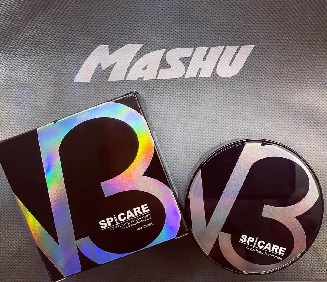 Erenaのインスタグラム：「✨天然水光注射ファンデーション✨ ずっと気になってたV3やっとGETできた✌️😚 @mashu.kitahorie my sisterが買ってきてくれた🥰♥️ 本当にすごかった🤭もう他のファンデ使えません🤣 . #mashukitahorie#mashu#oooit#treatment#オーイット#トリートメント#ヘアサロン#サロン#北堀江#髪質改善#天然由来#ファンデーション#V3#整形レベルのファンデーション#ハリ#ツヤ#美肌#透明感#毛穴#美白#美容#メイク#本当にすごかった」