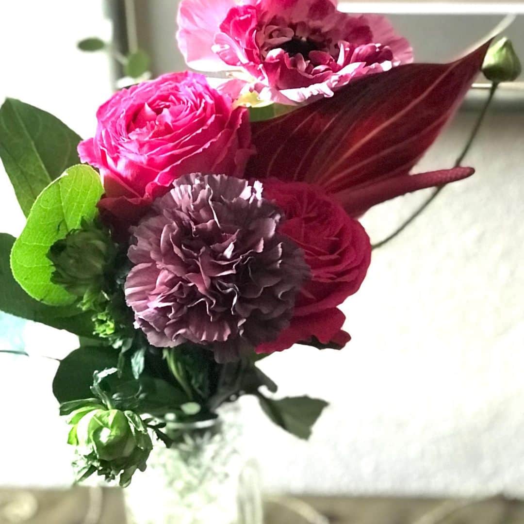 のインスタグラム：「お花のプレゼント💐 松も明けて鮮やかな色の花束を飾りました！💕 私は白い花を買うとこが多いので、赤やピンクのお花は元気になりますね🌹 そういえば以前、風水だったかな？玄関には赤いお花が運気が上がるとか何かで読んだ気がします 今年は赤系のお花を飾ろうかと思います❣️  #flowers」