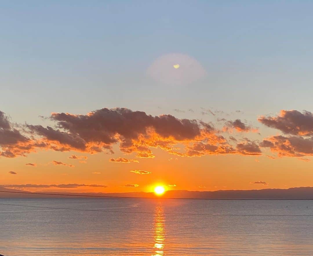 桃生亜希子さんのインスタグラム写真 - (桃生亜希子Instagram)「昨日の夕日は、美しかった。 　 　今日からスタートのはずの息子の学校が2月7日までお休みになってしまったことを知ってガーン！😅と、なったけど。 　 　予測不可能な状況を、正直に意見を伝えながらいかに進んでいくか。 　 　今ここで、どう生きるかは自分次第。 　 　リラックスして、楽しむしかない。🌞  　そして、成人の皆さん、おめでとうございます㊗️ 　みんなでこの世の中を楽しんでサーフィン🏄‍♀️🏄‍♂️しましょう。✨ 　 #さてどうするか　#学校休校 #緊急事態宣言  #haveagoodtime #beautifulsunset #成人式　#感謝 #nofilter #beautiful」1月11日 14時29分 - pinokosugar