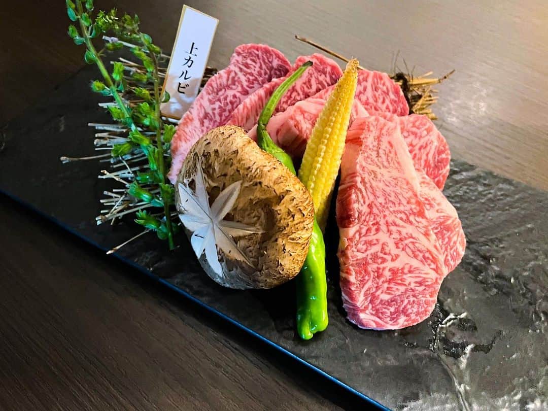 炭火焼肉BISTRO山城牛のインスタグラム：「【炭火焼肉Bistro山城牛】 🍷🥩本日も元気に営業してます🐮✨ ・ ・ ・ 山城牛から新着ニュース👀㊙️ 今月から毎月イベントとして 毎月29日（肉）の日限定イベントで 当日使える大変お得なクーポンが当たる『くじ引き』形式で皆様に引いてもらい、山城牛のお肉を更に美味しく楽しく召し上がって貰えたらと 些細なお気持ちです👏😎 詳細はインスタ、Google等の当店の 各媒体にて告知させて頂きます🙌  Coming Soon😏💖  住所📍那覇市松山1-5-1 1階 時間⏰17:00〜（LO）21:00 （定休日　無し） 電話📲098-988-9161  #沖縄 #那覇　 #那覇焼肉　 #炭火焼肉BISTRO山城牛 #焼肉」