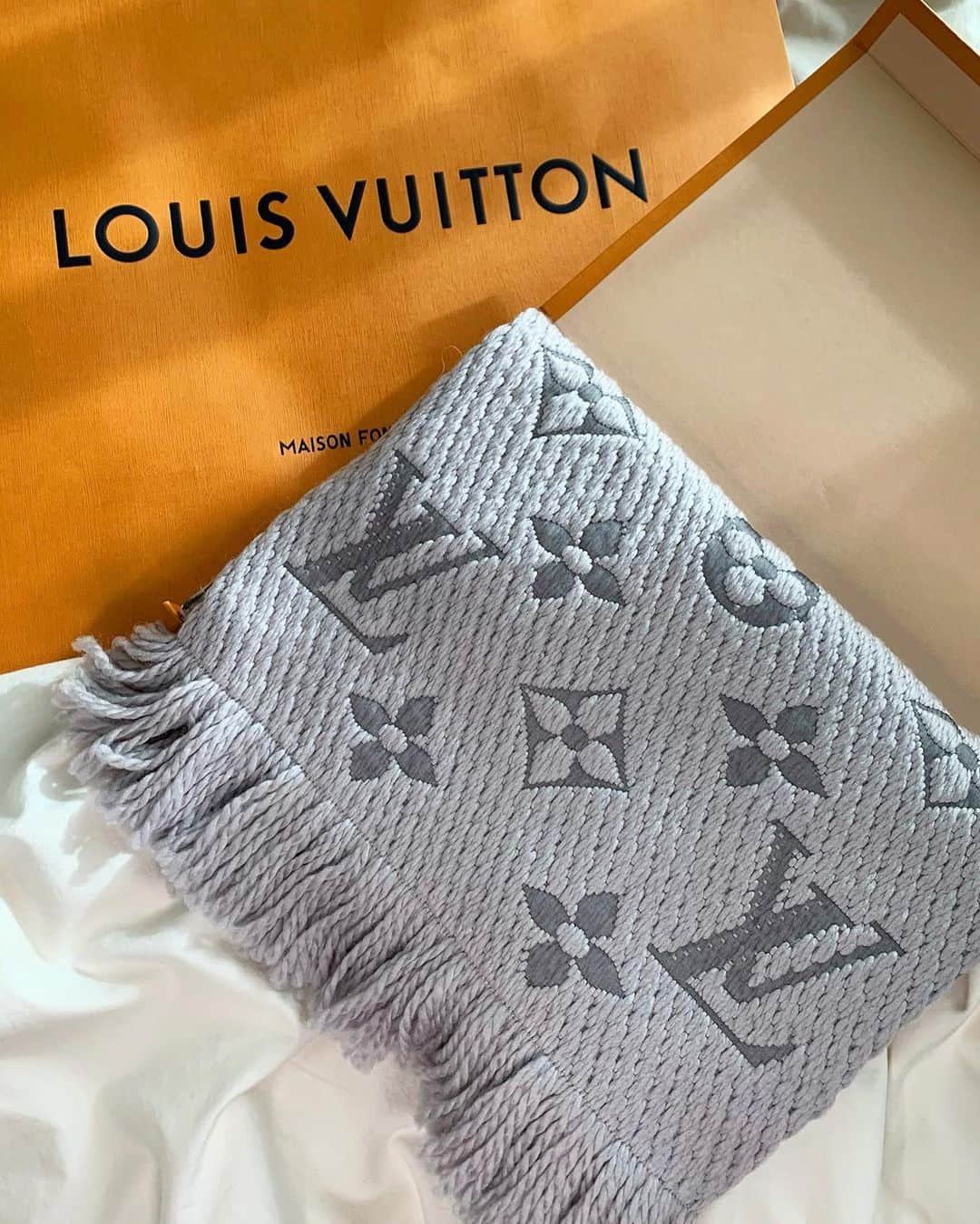 のインスタグラム：「去年めちゃお気に入りになった @louisvuitton のマフラー🧣  今年もつけようと洗濯したら びびるくらい縮んでどん底🥶💔  お気に入りすぎて諦めきれんくて また今年同じの買った人🙋‍♀️  #ヴィトンマフラー #louisvuitton  #お気に入り #諦めれないかわいさ #しかもプレゼントだった #辛すぎ #買い直した #もう洗濯しない #🥺」