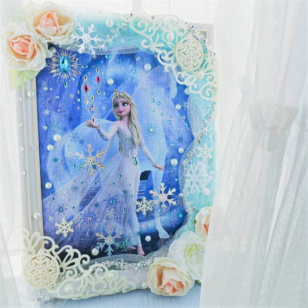 パズルデコレーション公式 エポック社のインスタグラム：「❄ 雪デコパーツときらめくラインストーンで、エルサの魔法の世界を表現しました❄ 全体をブルー&ホワイトでまとめつつ、やさしいピンクローズを添えることで、どんなインテリアにも合う仕上がりに！  写真の商品： 『Elsa - Snow Queen -エルサ・スノークイーン‐』 300ピース  『パズデコ』は、これまでのジグソーパズルに自分なりの装飾を加えて楽しむ、新しいホビーです。 様々なデコレーションパーツが入っているので、すぐにパズルから装飾まで楽しむことができます。  完成した作品は、お部屋のインテリアとしても楽しむことができますよ。 商品の詳しい内容は、パズデコ公式ウェブサイトをチェックしてくださいね。 ©︎Disney  #パズルデコレーション #パズデコ #puzzdeco #盛りデコ #パズル #puzzle #ジグソーパズル #デコレーション #デコ #ハンドメイド #オリジナル #ディズニー #disney #FROZEN #Elsa #アナ雪 #アナと雪の女王 #エルサ #おうち時間 #ステイホーム #stayhome」