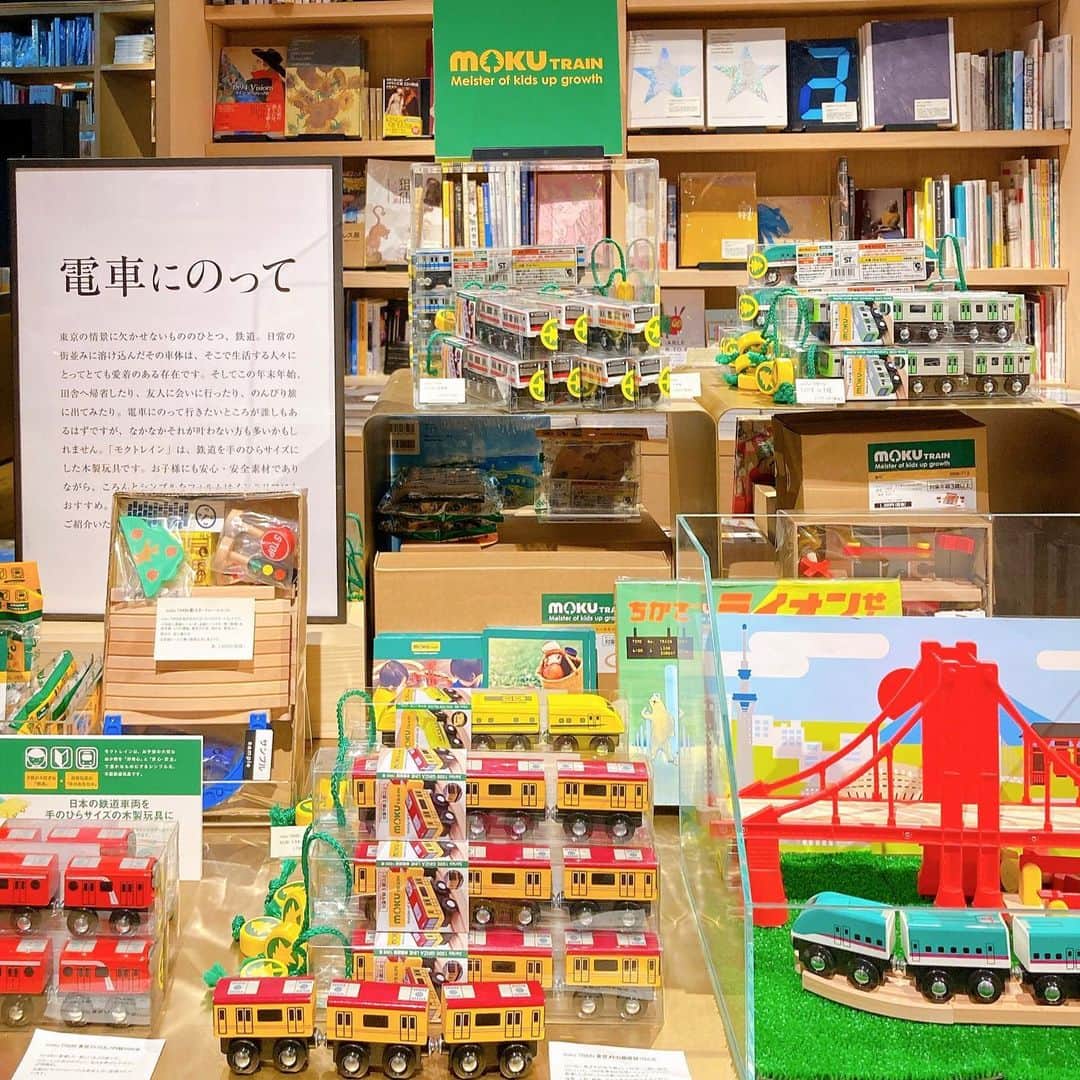 銀座 蔦屋書店さんのインスタグラム写真 - (銀座 蔦屋書店Instagram)「【フェア｜電車にのって】﻿ 東京の情景に欠かせないもののひとつ、鉄道。﻿ ﻿ 日常の街並みに溶け込んだその車体は、そこで生活する人々にとってとても愛着のある存在です。﻿ そしてこの年末年始、田舎へ帰省したり、友人に会いに行ったり、のんびり旅に出てみたり。﻿ 電車にのって行きたいところが誰しもあるはずですが、なかなかそれが叶わない方も多いかもしれません。﻿ 「モクトレイン」は、鉄道を手のひらサイズにした木製玩具です。﻿ お子様にも安心・安全素材でありながら、ころんとシンプルなフォルムはインテリアにもおすすめ。﻿ ﻿ 電車がより身近に感じられる絵本とともに、ご紹介いたします。﻿ ﻿ 会期：2020年12月26日(土) - 2021年01月25日(月)﻿ 時間：10：30～20：00の短縮営業中（1/8日現在）﻿ 場所：BOOK売場(アート)﻿ 主催：銀座 蔦屋書店﻿ 問い合わせ先：03-3575-7755﻿ ﻿ ﻿ #モクトレイン #mokuTRAIN #ポポンデッタ #鉄道 #電車 #子鉄 #木製玩具 #木製おもちゃ #ママ鉄 ##電車好き #ginzasix #銀座 #蔦屋書店 #ginza #銀座蔦屋書店 #ginzatsutayabooks﻿ @mokutrain_official﻿ @popondetta_official」1月11日 14時58分 - ginza_tsutayabooks