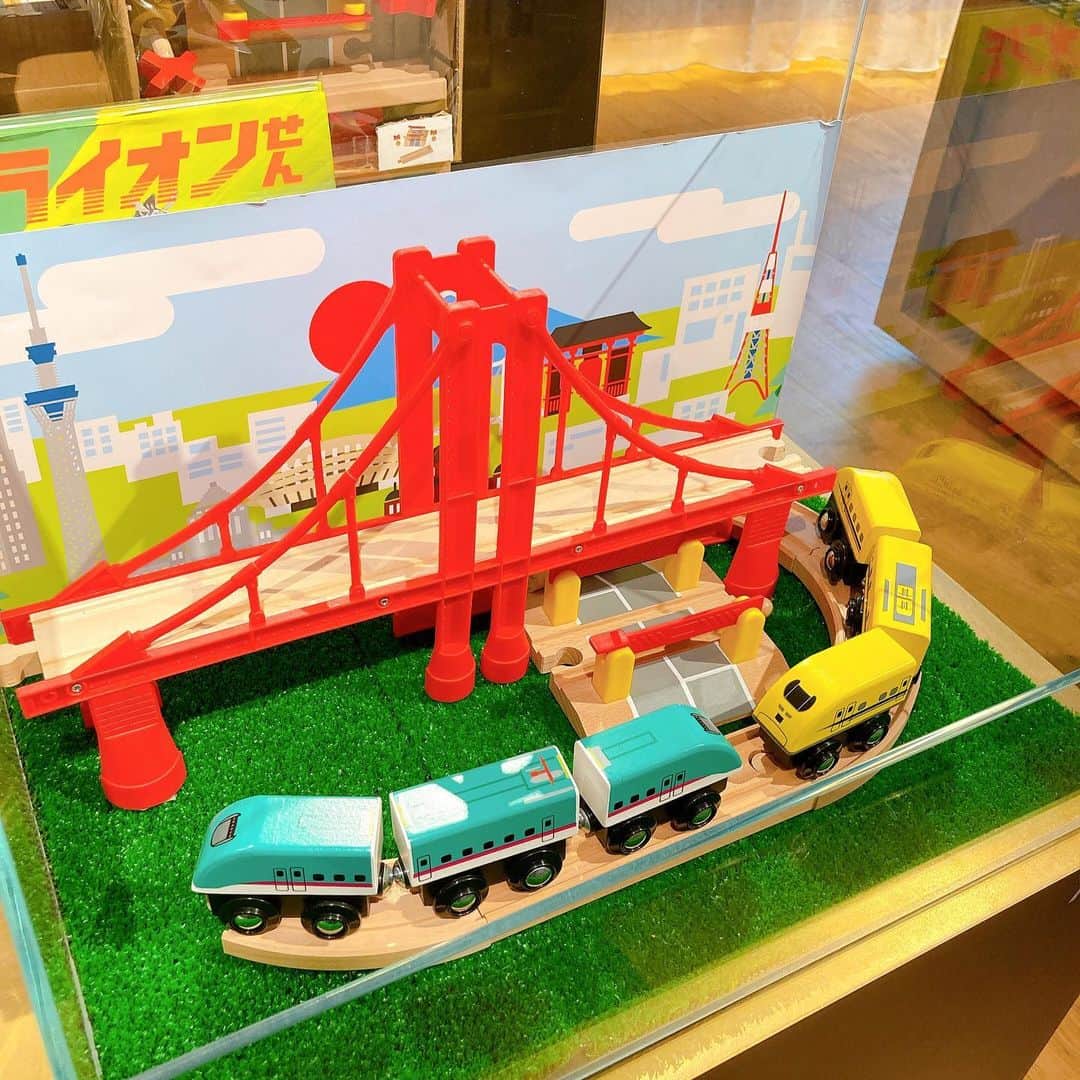 銀座 蔦屋書店さんのインスタグラム写真 - (銀座 蔦屋書店Instagram)「【フェア｜電車にのって】﻿ 東京の情景に欠かせないもののひとつ、鉄道。﻿ ﻿ 日常の街並みに溶け込んだその車体は、そこで生活する人々にとってとても愛着のある存在です。﻿ そしてこの年末年始、田舎へ帰省したり、友人に会いに行ったり、のんびり旅に出てみたり。﻿ 電車にのって行きたいところが誰しもあるはずですが、なかなかそれが叶わない方も多いかもしれません。﻿ 「モクトレイン」は、鉄道を手のひらサイズにした木製玩具です。﻿ お子様にも安心・安全素材でありながら、ころんとシンプルなフォルムはインテリアにもおすすめ。﻿ ﻿ 電車がより身近に感じられる絵本とともに、ご紹介いたします。﻿ ﻿ 会期：2020年12月26日(土) - 2021年01月25日(月)﻿ 時間：10：30～20：00の短縮営業中（1/8日現在）﻿ 場所：BOOK売場(アート)﻿ 主催：銀座 蔦屋書店﻿ 問い合わせ先：03-3575-7755﻿ ﻿ ﻿ #モクトレイン #mokuTRAIN #ポポンデッタ #鉄道 #電車 #子鉄 #木製玩具 #木製おもちゃ #ママ鉄 ##電車好き #ginzasix #銀座 #蔦屋書店 #ginza #銀座蔦屋書店 #ginzatsutayabooks﻿ @mokutrain_official﻿ @popondetta_official」1月11日 14時58分 - ginza_tsutayabooks