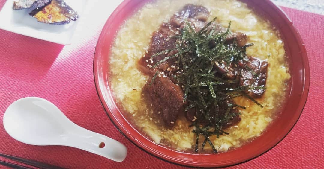 三浦涼介さんのインスタグラム写真 - (三浦涼介Instagram)「あんかけ蕎麦 料理本、◯ｯ◯パットさんにいつもお世話になっています。お陰様で料理のレパートリーはすごく増えました。 野菜のカワムキ好きなんです。役者の仕事をさせていただいてるんですが、とある作品、舞台の本番中に台詞を話ながら移動しながらリンゴのカワムキを器用にする演出があって。#どうか闇をきみに  当時、大根で練習したんですw それから、もう何年もたってるんですけど、、わざわざ包丁でカワムキしてますw  料理を、「冷蔵庫の余り物で作りました。」ってとても素敵だなと思って、それを目標にしています。 今日はあんかけ蕎麦を全て感覚で作ってみました。 中は茶蕎麦。鍋に水、ダシの粉、醤油、みりんを入れて沸騰したら溶き卵を入れて。牛肉を炒めて醤油、みりん、酒、砂糖で味付け。蕎麦を入れたらお汁をかけて、お肉乗せただけ。あんかけって長く熱々だから寒い日にはピッタリですね。 目分量&感覚ですが…、とても美味しいランチになりました。  #あんかけ蕎麦#茶蕎麦#料理#目分量#舞台#どうか闇をきみに##リンゴのカワムキ#作，#演出#ほさかよう」1月11日 14時58分 - ryosuke.miura216