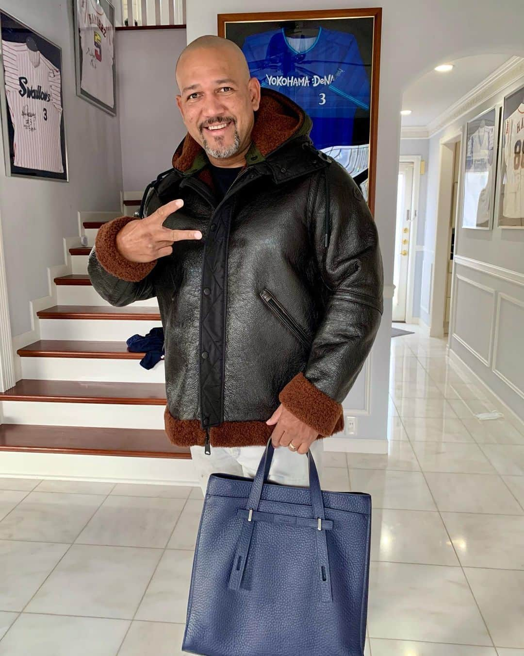 アレックス・ラミレスさんのインスタグラム写真 - (アレックス・ラミレスInstagram)「Stay warm guys!! #furlabag #monclerjacket present from my wife 😀 @mihokamj thank you!!」1月11日 14時59分 - ramichan3