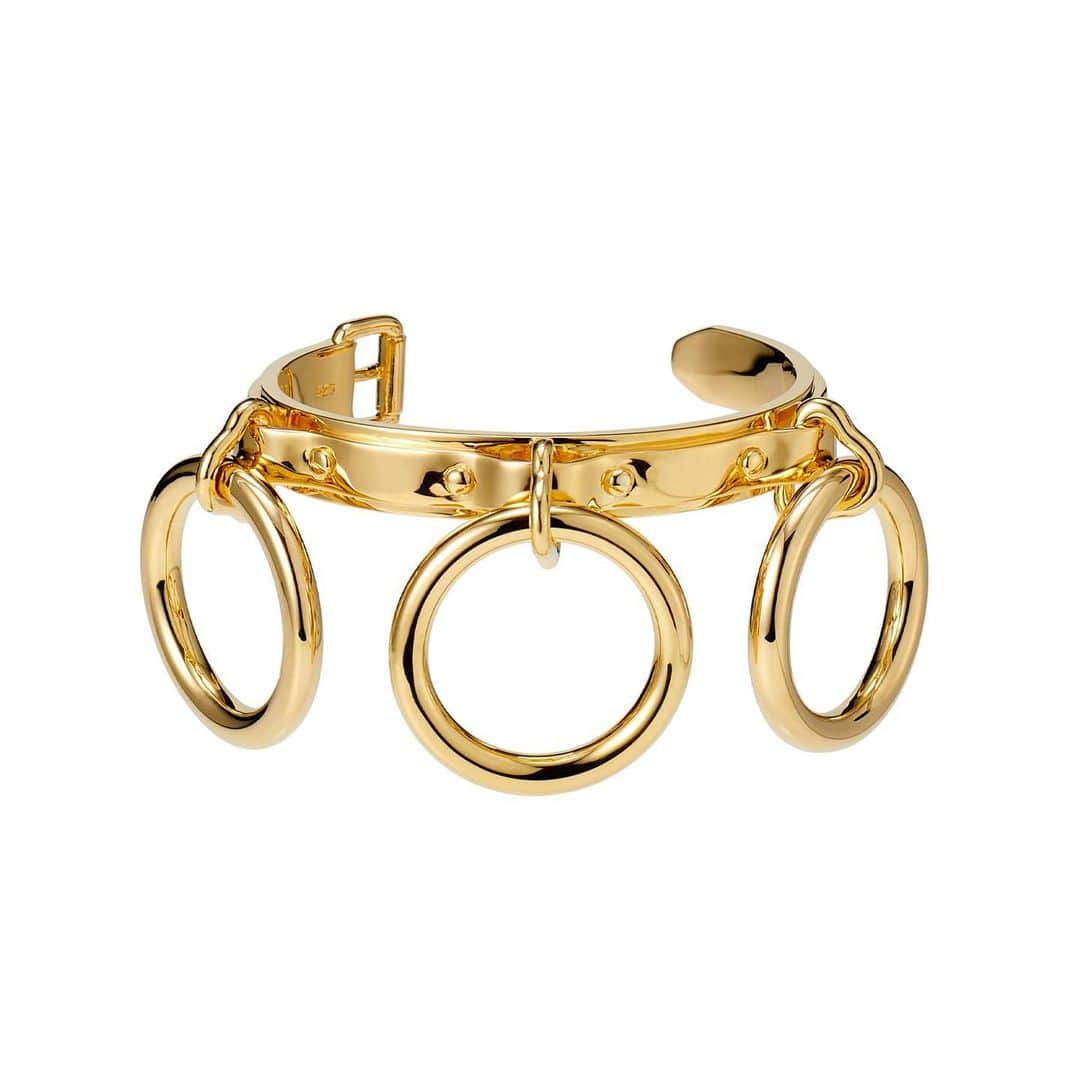 ジャスティンデイビスのインスタグラム：「“BIG NOISE” Bangle ⠀  シドベルトからインスパイアされたビッグノイズバングル 。パイプ状の 大ぶりなチャームが強いインパクトを放ちリングとの接続パーツは当時シド・ヴィシャスが 着けていた モデルを忠実に再現 ⠀ #justindavis  #ジャスティンデイビス」