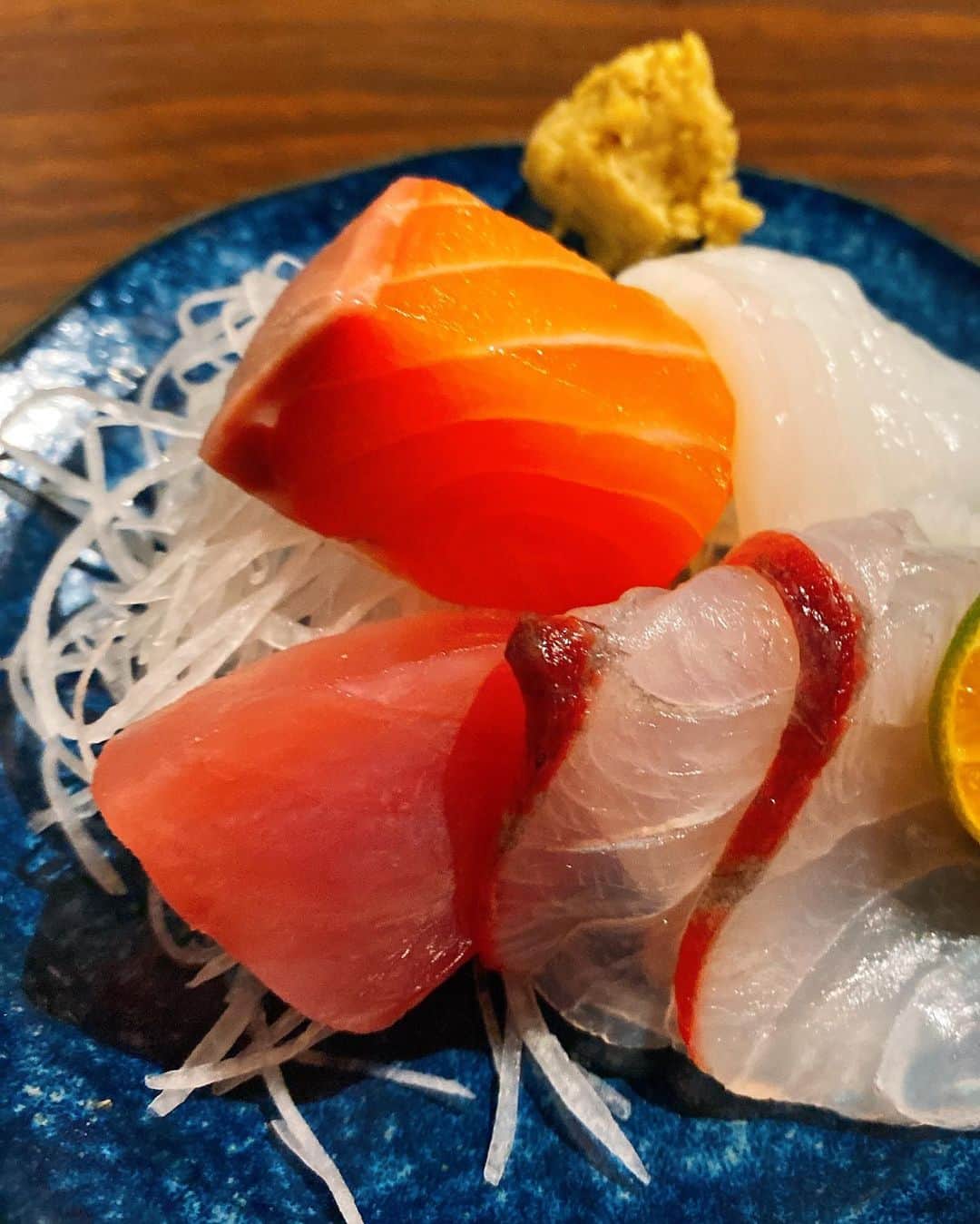 安希（安西）さんのインスタグラム写真 - (安希（安西）Instagram)「最愛日式料理惹🥰最近看很多朋友打卡～ 我也來吃看看🤤🤤🤤🤤 這套餐我吃一個超飽價格也便宜又好吃😋 個人最喜歡握壽司🍣手卷我也蠻喜歡～另外希還加點惹鰻魚～超愛鰻魚😍😍😍 @yu_yun777 @lisa180883  🍜魚韻日本料理 台北市大安區瑞安街208巷24弄14號 🍜魚韻有可愛活動 ▪️有追蹤我和魚韻官方IG，並分享我這篇貼文，出示三樣截圖畫面給現場人員看(追蹤希IG、魚韻IG、分享到限動)的截圖，全餐點可打95折優惠，只限定週一到四❤️ #忠孝敦化 #大安 #聚會 #日式料理 #東區美食 #台北 #東區 #美食 #魚韻 #生魚片 #壽司 #丼飯 #大安美食 #瑞安街美食」1月11日 15時14分 - anxi061