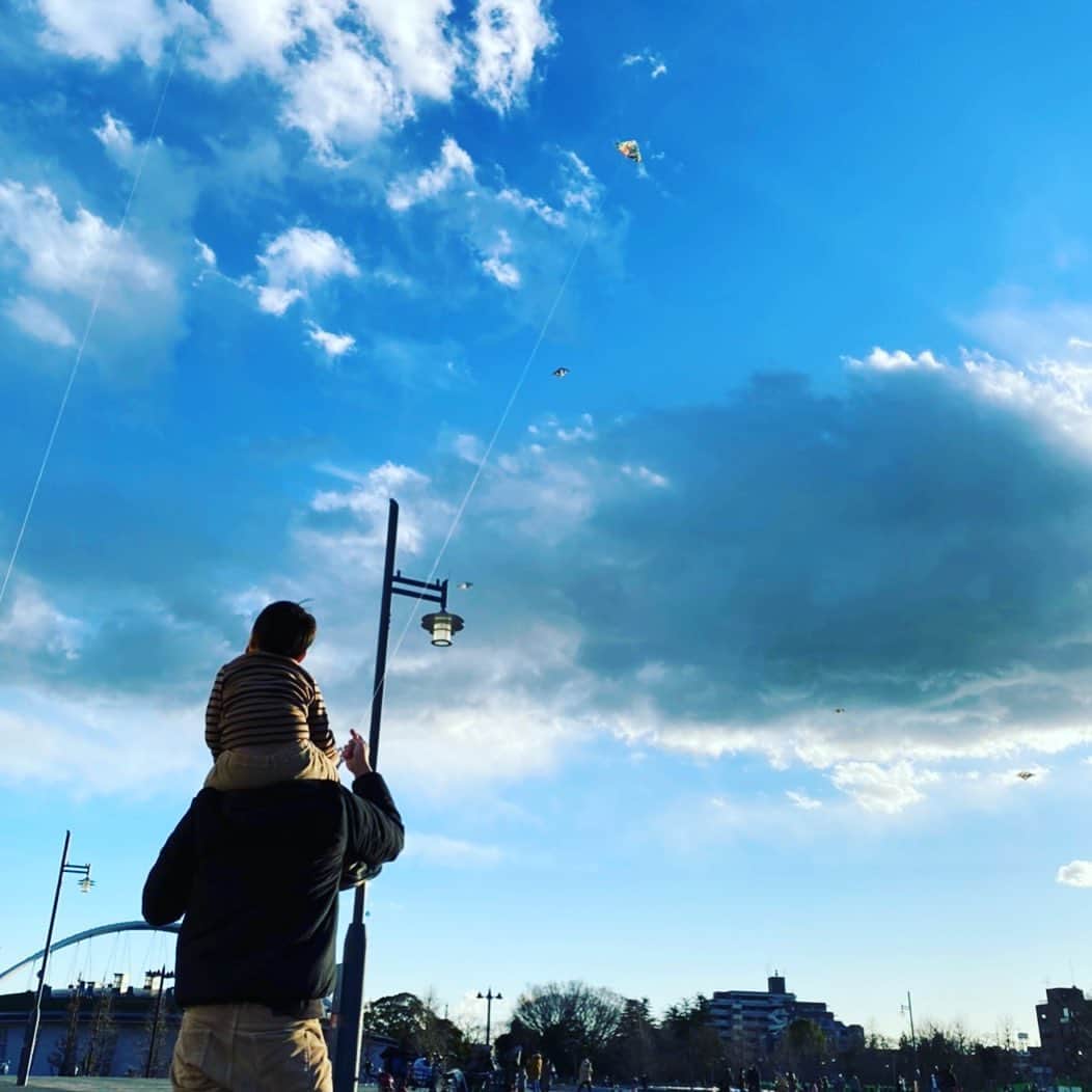 川久保拓司さんのインスタグラム写真 - (川久保拓司Instagram)「凧揚げ、最高に楽しかった！ 凧揚げってこんなに楽しいの！？ もしかしたら大人になって初めてやったかもしれない。 寒いうちにまたやりたい！  #凧揚げ #kite #flyingkite #荒れ狂う上空の風を完全に読み切った」1月11日 15時16分 - takuji_kawakubo