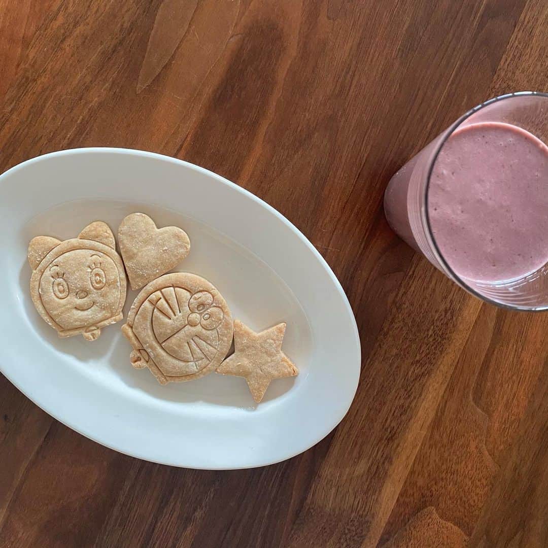 のインスタグラム：「今日のおやつは、メープルクッキーとアサイースムージー。  息子と一緒に手作りしました。 ドラえもんの型抜きが楽しかった✨✨  クッキーは菓子屋ギンガのクッキーと焼き菓子のレシピから。 スムージーは冷凍アサイーピューレに豆乳グルトと苺、バナナと林檎と豆乳をミキサーに入れて作りました。  #手作りおやつ #菓子屋ギンガのクッキーと焼き菓子  #メープルクッキー  #アサイースムージー #ドラえもん」