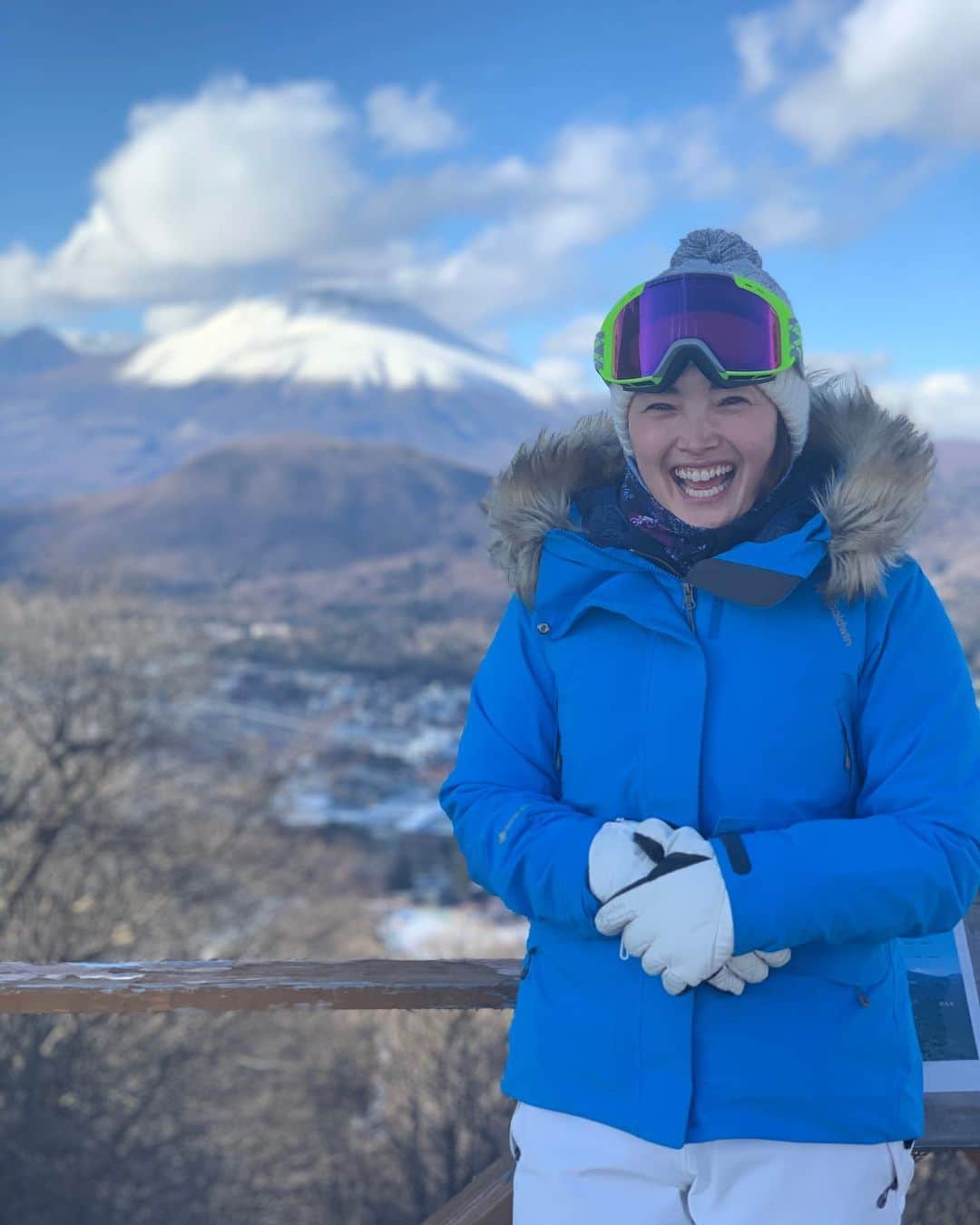 清澤恵美子のインスタグラム：「最高な瞬間📷 山頂から見る美しい景色を見たときに思わずインスタ映えを狙った写真撮影😂  @goldwin_jpでSNSキャンペーンを行っています！ #skivibes_goldwin をつけて、スキーに関わる最高の瞬間を思い出とともに投稿して参加できます^ ^ 投稿していただいた中から10名にGoldwinのリカバリーウェアRe-Poseの上下セットが当たります！皆さんもぜひご参加ください！ ※詳細は @goldwin_jp のキャンペーン投稿をご覧ください。  #skivibes_goldwin #Goldwin #ゴールドウイン #Ski #スキー #TEAMGoldwinSKI」