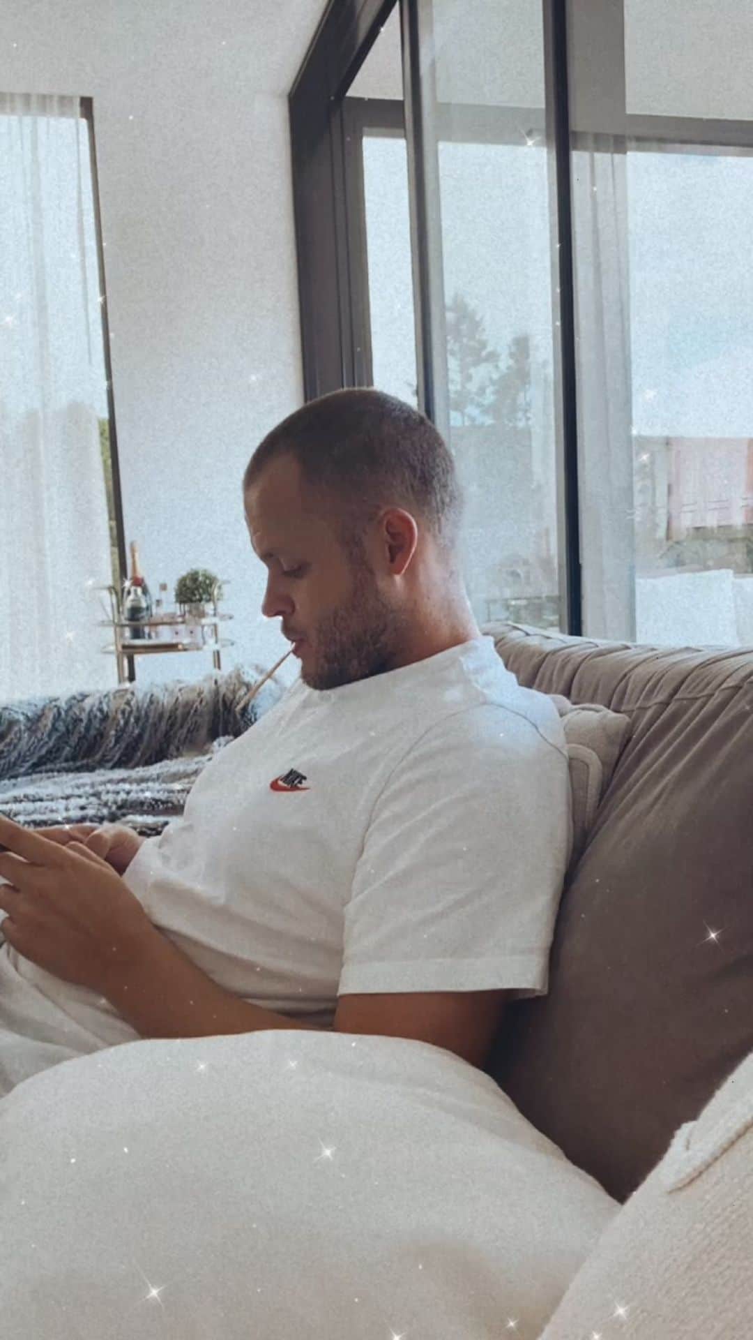 エリー・ゴンサルヴェスのインスタグラム：「Looks like someone needs reminding how blessed he really is ✨🤔」