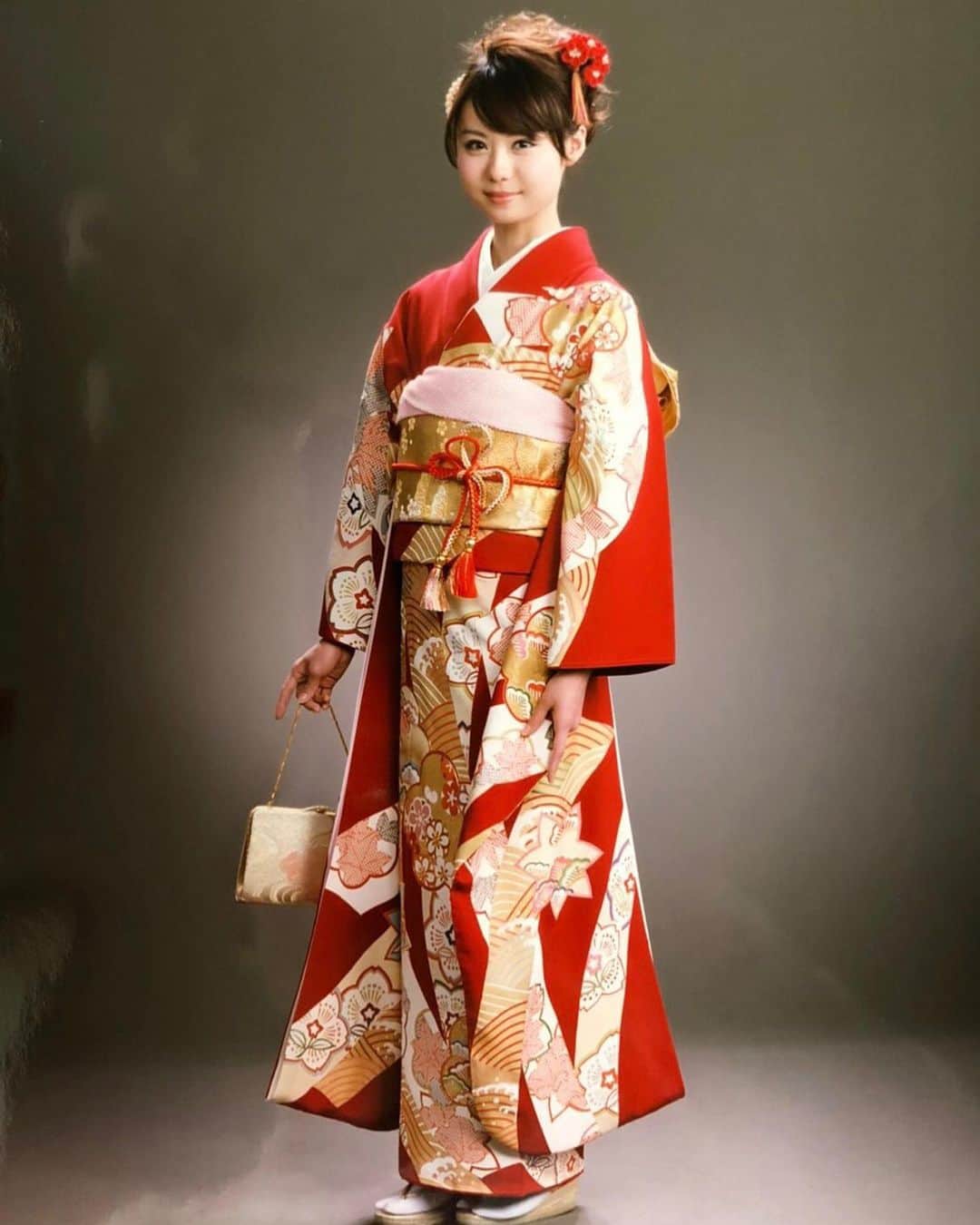 瀧口友里奈のインスタグラム：「・ ㊗️成人の日 ・ 新成人の皆様おめでとうございます🎊 ・ 今年は成人式や同窓会もなかったり、イレギュラーなことばかりだと思います。 ・ 私の成人式の年、2008年は、夏にはリーマンショックが起きて、友人は「インターンしていた会社（一流企業）が、会社ごとなくなった」と言っていたのをよく覚えています。 ・ そうやって、いつでも私たちは時代の流れに翻弄されるわけですが。 ・ 今は、まさに時代の大転換期なのだろうなと、まだ33年ほどしか生きていない私ですが、何となく感じています。 ・ 辛いことも多いと思いますが、幸か不幸か、いつでも時代は変化しつづけるので、同じ状況はそう長くは続かないはずです。 ・ どうか、時代の変化に翻弄されないような、変わらぬ楽しみを自分の中にひとつ見つけてみてください。 ・ 必ずそれがいつか自分を助けてくれますし、周りの人をも幸せにしてくれるのだと思います。 色んな方と接していく中で、素敵な人たちはそんな方々でした。 ・ 私自身、マイペースが一番、と思っています。 ・ 心身ともに健やかに、どうか豊かな人生を送ってください🙏🏻 ・ ・ #成人の日 #新成人の皆様おめでとうございます  #成人式 #2008年  #アナウンサー #キャスター #セントフォース #瀧口友里奈」