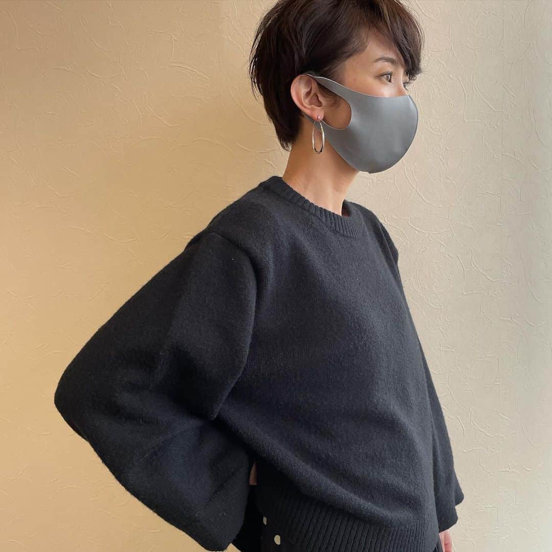 石井のり子のインスタグラム：「** 先日 産後でどうにも扱いにくく、しかも伸び放題だった髪を整えに @mihoko0608 さんのところへ行ってきました。 安定の #ミホコさんショート * * #hairstyle #shorthair #haircut #大人ショート #ママショート #ootd#outfit#coordinate#fashion#fashionstyle#ママコーデ#ママファッション」