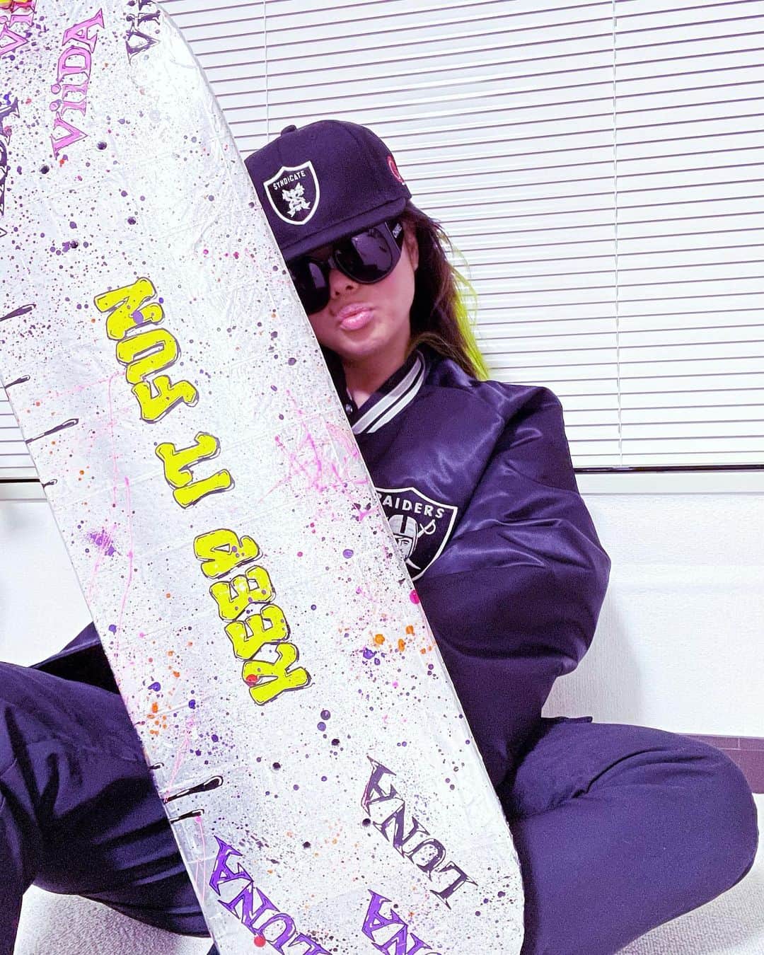 ルナのインスタグラム：「Skateboard Artをしてるソウシ君に使わなくなったデッキにペイントして貰ったよ🛹﻿ 再利用してインテリアに‼️‼️ ﻿脚を付けてテーブル、椅子にもなっちゃうからオススメだよ👍🏼. その様子はストーリー観てね！！！. 私のサムライちゃんもスクスク刀🥷に磨きかかってます🪴 Thank you🙏.  #skateboard #skatedeckart  ﻿#インテリア　﻿ #観葉植物インテリア #再利用」