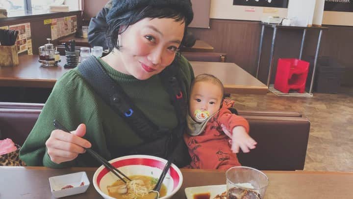 田中真奈美のインスタグラム：「リアル母😂 頑張ってラーメンを食べてます👶🏻💕 . どれだけシュンタをラーメンから離して食べるかがポイントなのよ☺️☝️💕 動画撮って‼️って旦那さんに撮ってもらった🍜🍥😂 . 初暖暮美味しゅうございました😍🙏🏻✨ . 好きなラーメン屋さんリストに追加だな💕麺が細い、高菜あり、餃子も小さい、辛味ダレあり✨💕 . ミルク飲んでおねむモードシュンタ💕 . . リョータもラーメンを気に入ったらしく、リョータにラーメンを取り分けてから自分の分を食べてる旦那さんに向かって「リョータのを食べないでー😡✋💢」って叫んでた😂足りなかったらまた頼むから‼️ってなだめました👦🏻笑 . #男子2人ママ👩‍👦‍👦」