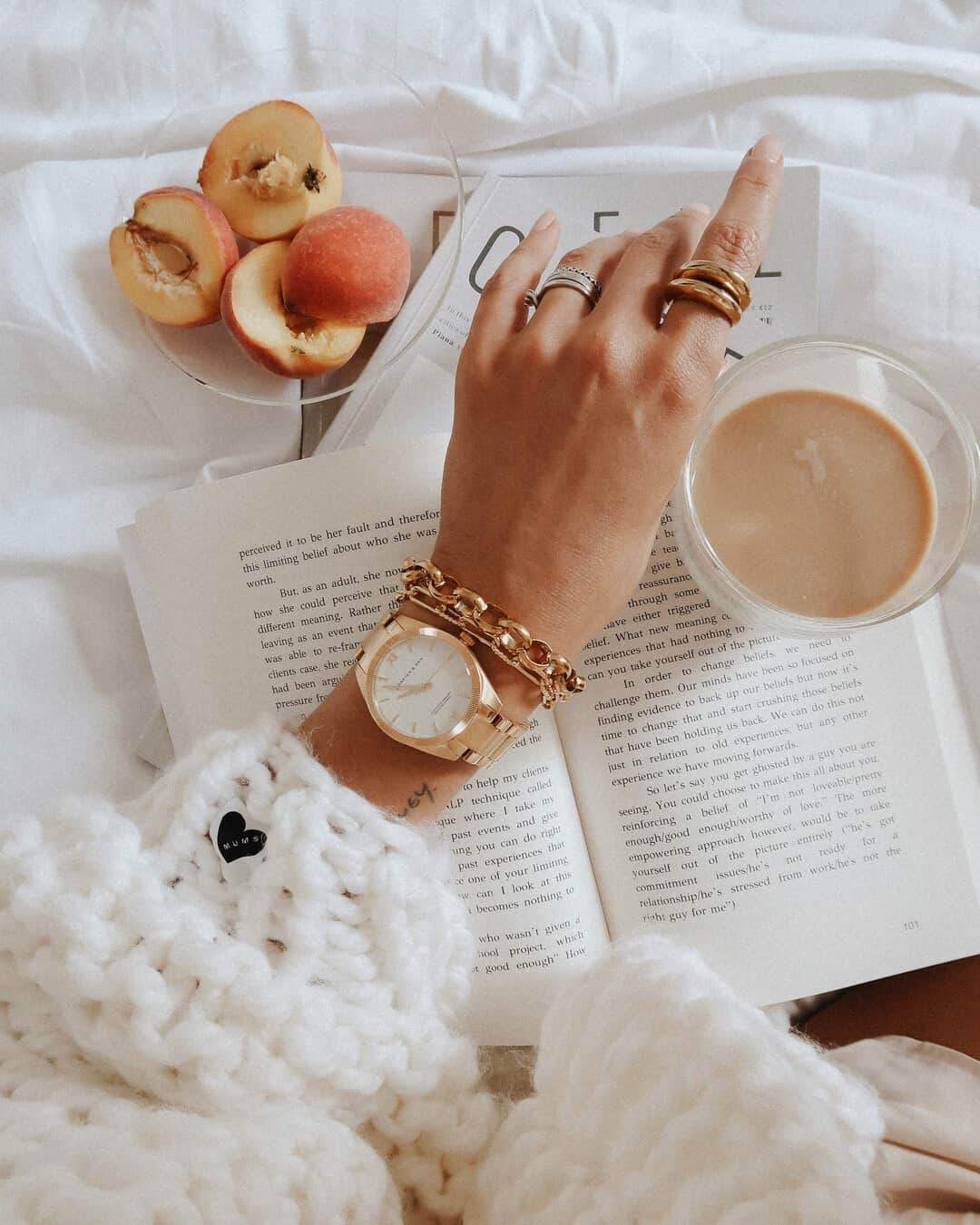 Kapten & Sonさんのインスタグラム写真 - (Kapten & SonInstagram)「'Mondays are for fresh starts.' 🍑 Grab some coffee and some fruits and handle it! 💪 @itsjustinesjournal is ready to start the day wearing our watch Crush Gold “Steel“ - which is on sale at the moment! Check out! ✨ #bekapten #kaptenandson⁠ .⁠ .⁠ .⁠ #watch #mornings #details #wintersale #sale #watch #dailyinspo #ootd #outfit #inspiration #style #fashion #inspo ⁠」1月11日 15時30分 - kaptenandson