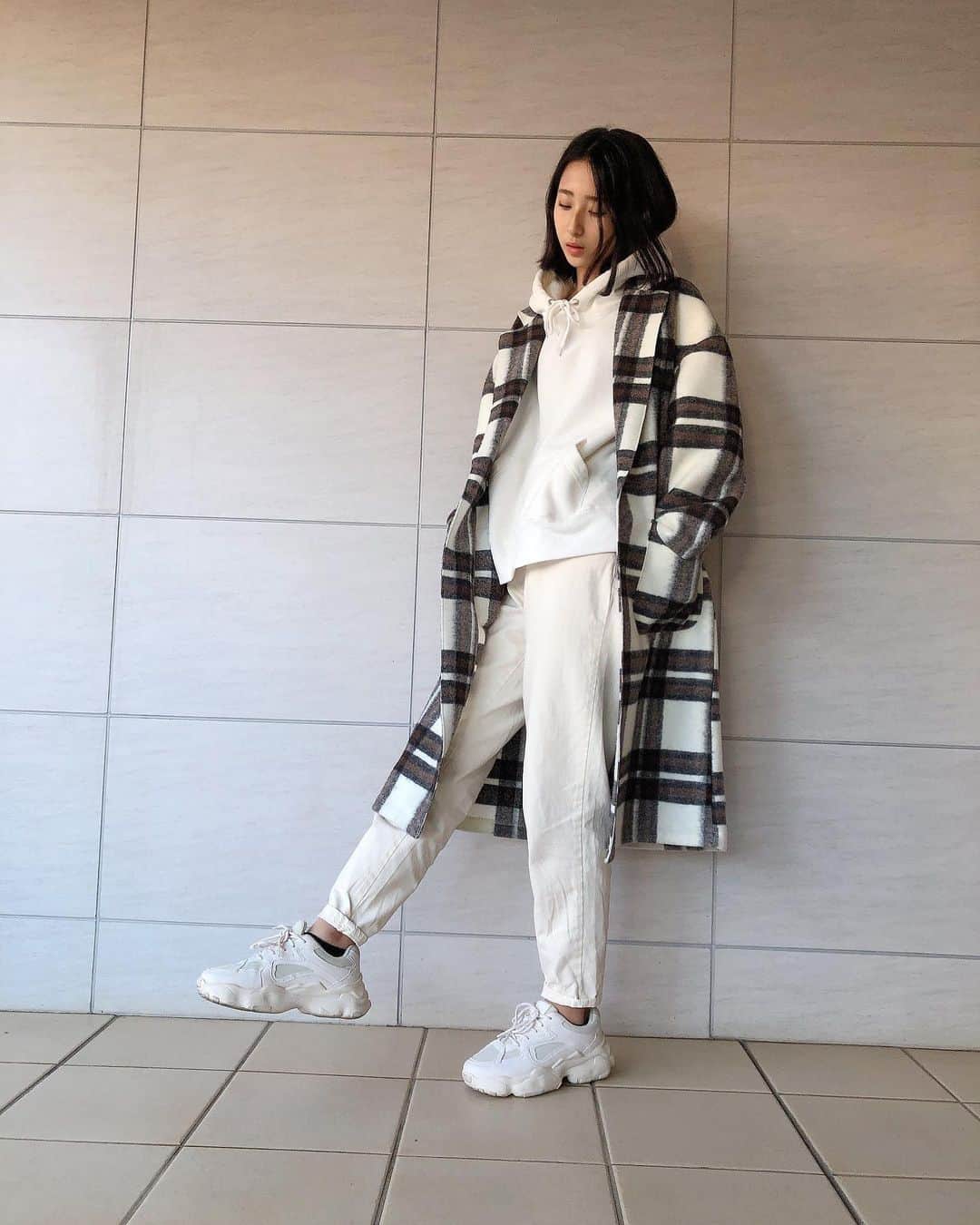 須藤紅のインスタグラム：「昨日のインスタLIVE見てくれた方ありがとうございました♡♡♡ . コメントでYouTubeの企画の提案もたくさんいただき嬉しかったです！ ・ ・ このコーデお気に入りすぎてめっちゃ着てます🤣🤣🤣  #ホワイトコーデ  #ロングコート  #ボブヘア  #冬コーデ  #youtube  #MAS #南青山少女隊」