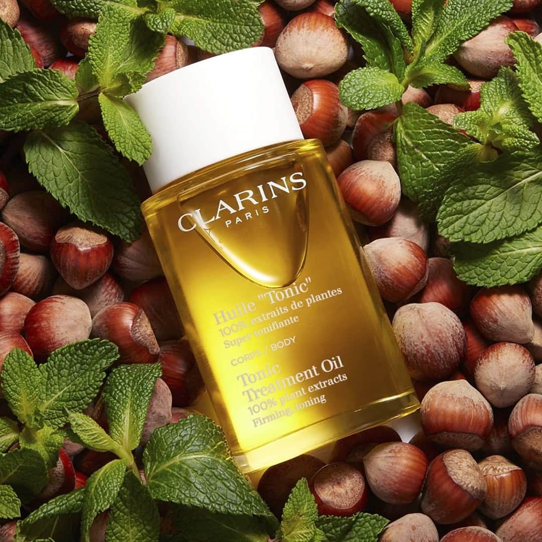 Clarins Italiaさんのインスタグラム写真 - (Clarins ItaliaInstagram)「Un trattamento naturale per il tuo benessere e la tua bellezza?⁣ .⁣ .⁣ .⁣ .⁣ .⁣ Indovinato! È Huile "Tonic" 100 % puri estratti vegetali di piante, formulato con oli essenziali di rosmarino, geranio e menta, aiuta a rassodare, tonificare e migliorare l'elasticità della pelle, attenuando la visibilità delle smagliature.⁣ ⁣ Link in bio.⁣ ⁣ #SpaAtHome #BodyCare #Nature」1月11日 15時41分 - clarinsitalia