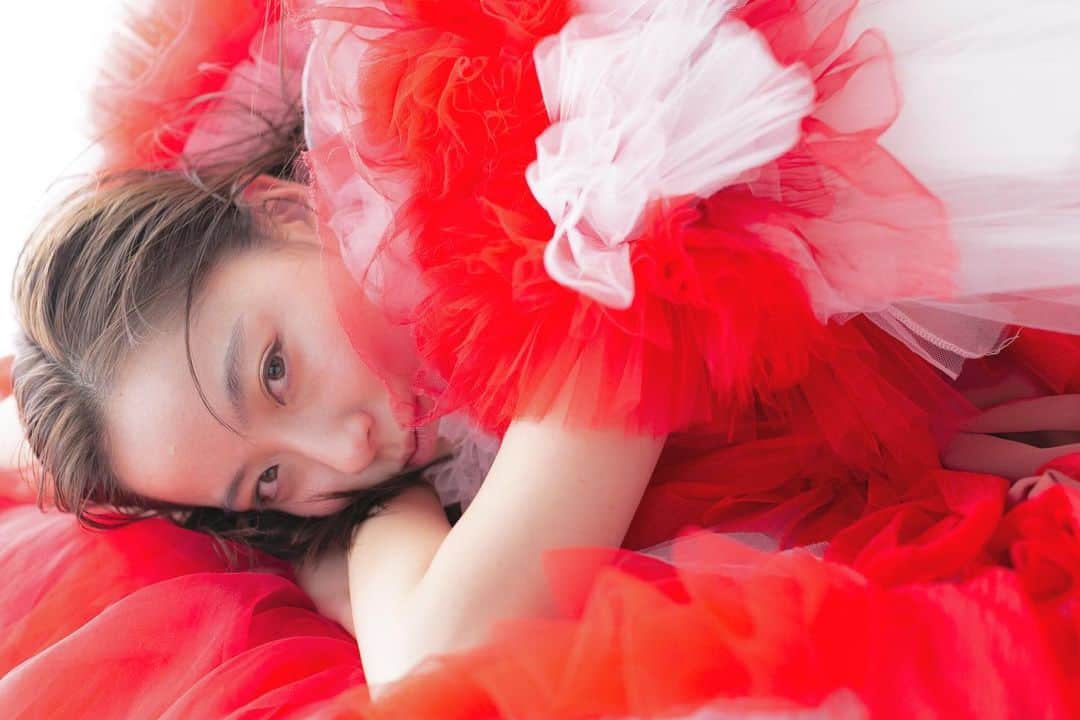 ARAKI SHIROのインスタグラム：「coffee time afer late lunch.. . . . #portrait with lovely team ph @ume_enity  md @hiyori1802  h&m @yanase.alicia.miki  #reddress by me . . . #ARAKISHIRO#FUKUOKA#costume#costumedesign#costumedesigner#コスチューム#コスチュームデザイン#衣装#衣装デザイン#アラキシロウ」