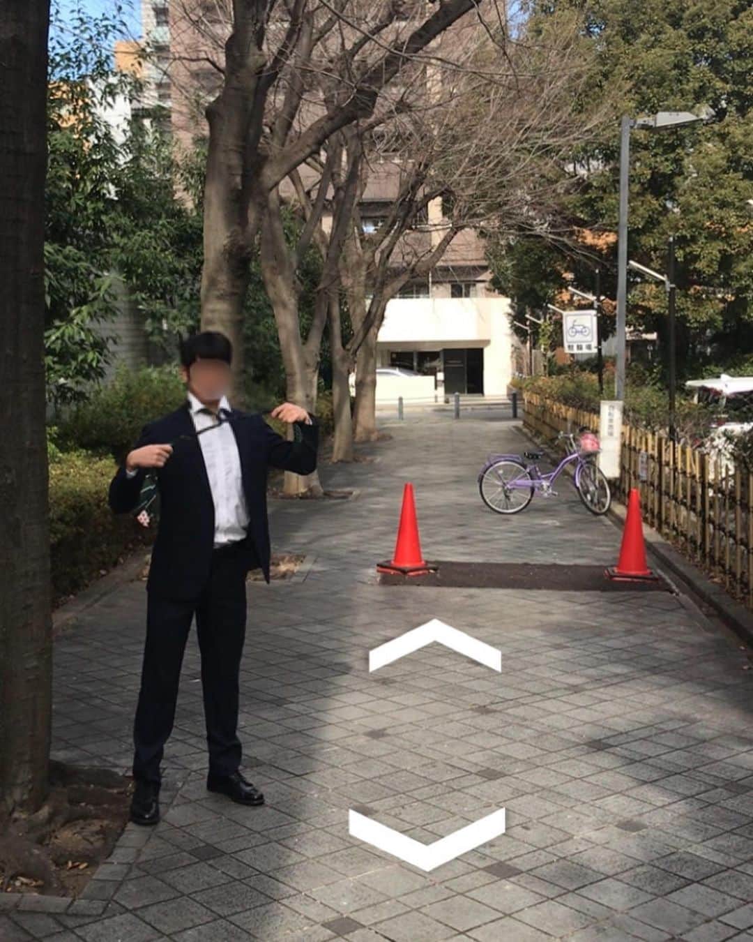 のインスタグラム：「成人式の会場でネクタイの締め方忘れて焦ってるところと誰かに巻いてもらおうとしてるところをストリートビューに撮られた人  #ストリートビューモノマネ #ストリートビューに撮られた人 #成人式 #家でお母さんに締めてもらったけど会場でなぜか取ってしまった」