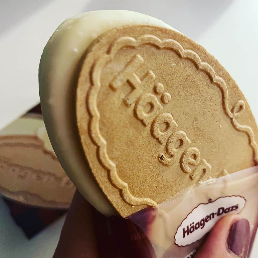 氷浦紫さんのインスタグラム写真 - (氷浦紫Instagram)「冬ってアイス食べたくなるよねシリーズ  チーズケーキって感じでした。  #ハーゲンダッツ#häagendazs #クアトロフォルマッジ」1月11日 15時50分 - yukalihiula