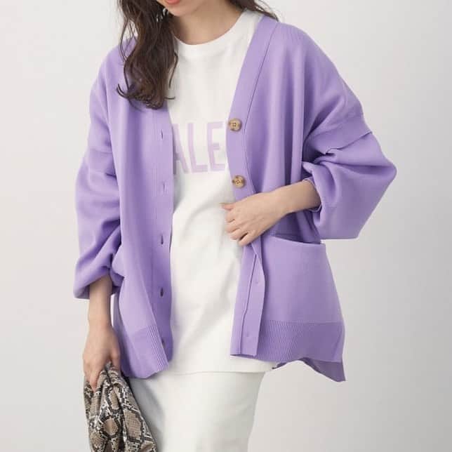 のインスタグラム：「🌟21SS NEW ITEMS   先行予約の新作アイテムをご紹介！  ✔︎ ビッグシルエットVネックカーディガン  ¥4,950(税込)  ルーズに着こなすきれいめニットカーディガン🌸  ------------------------------------------------  ▶︎公式オンラインショップJ'aDoRe JUN ONLINEでは秋冬の新作商品&PRE ORDERアイテムをご覧になれます！﻿ ﻿ お買い物を是非お楽しみください♪﻿ ﻿ #ViS#ビス#2021#SS#preorder #春夏#先行予約#fashion#vis_jp#instafashion#今日のコーデ#きょこ#プチプラ#プチプラコーデ#スタイリング#ファッション#カジュアル#お家時間#トレンド服#大人っぽい」