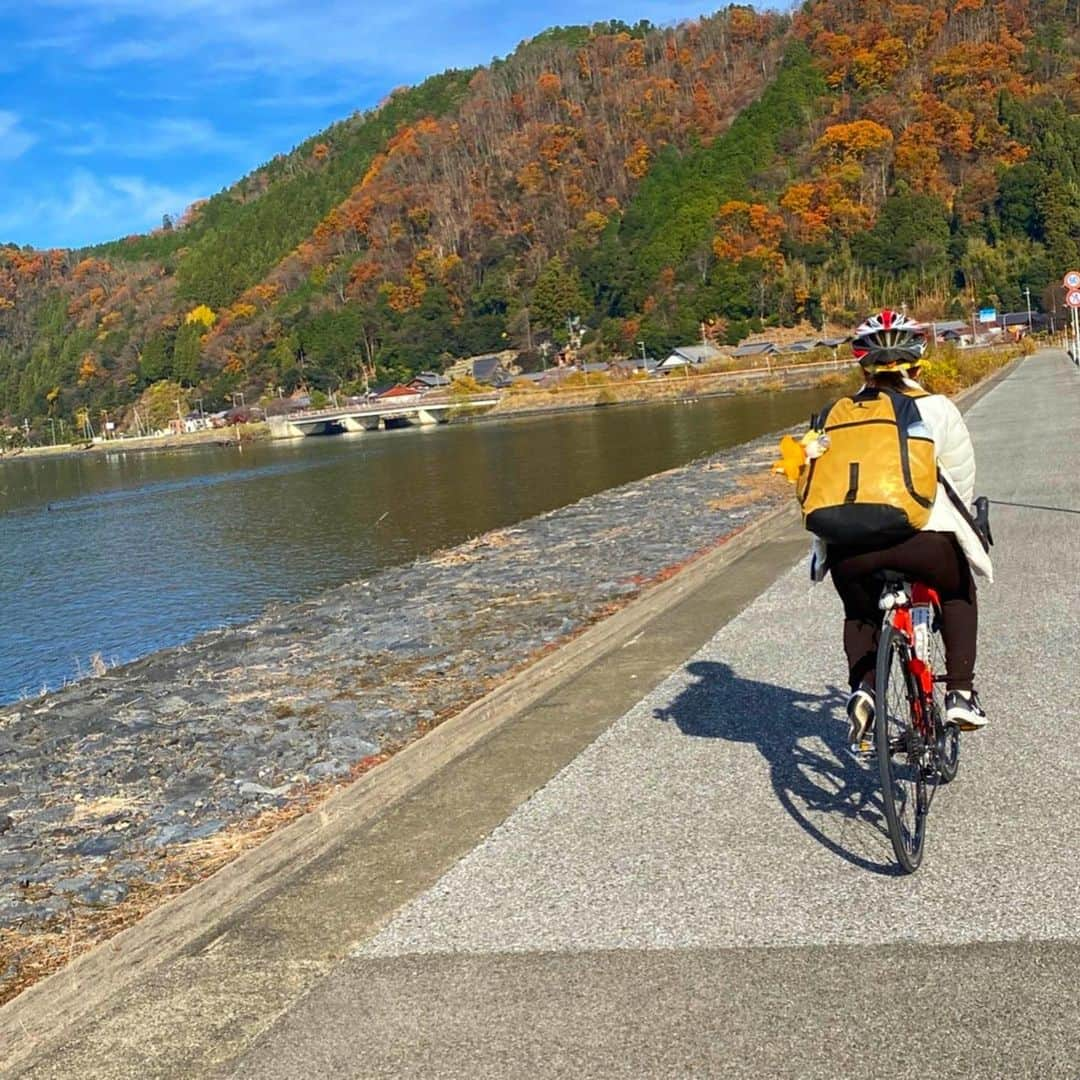 KYAM(きゃむ)さんのインスタグラム写真 - (KYAM(きゃむ)Instagram)「滋賀県民が学生の頃にやるのが 青春だと聞いた琵琶湖1周に チャレンジしてきました💪🚴 . サイクリング自体初めてだったので、おまたがなくなったんじゃないか？と思うくらい痛かったけどその先にあった綺麗な景色に胸を打たれ、ゴール時には味わったことも無い達成感を感じることができました🥺 . 体力に自信がある方はぜひ ビワイチやってみては…😙 . . . . . . #きゃむっと旅 #滋賀県 #滋賀 #100万人チャンネル登録行くまで家に帰れません #しが #siga #ビワイチ #ビワイチサイクリング #びわいち完走  #きゃむ #kyam #KYAM #きゃむはめ波 #youtuber  #youtubeやってますプロフィールにurlあります  #japan  #likeplease  #likeforfollow  #ふぁいんだー越しの私の世界  #instagood  #instalike #japanesegirl  #japan  #model #love #つながりたい人とつながりたい  #推してください💖  #みんなの力できゃむを有名にして下さい #有名になりたい  #歩く栄養ドリンク目指してます」1月11日 16時07分 - kyamhameha