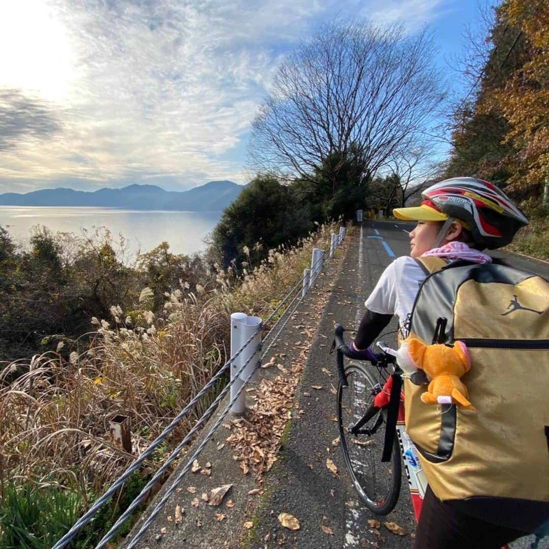 KYAM(きゃむ)さんのインスタグラム写真 - (KYAM(きゃむ)Instagram)「滋賀県民が学生の頃にやるのが 青春だと聞いた琵琶湖1周に チャレンジしてきました💪🚴 . サイクリング自体初めてだったので、おまたがなくなったんじゃないか？と思うくらい痛かったけどその先にあった綺麗な景色に胸を打たれ、ゴール時には味わったことも無い達成感を感じることができました🥺 . 体力に自信がある方はぜひ ビワイチやってみては…😙 . . . . . . #きゃむっと旅 #滋賀県 #滋賀 #100万人チャンネル登録行くまで家に帰れません #しが #siga #ビワイチ #ビワイチサイクリング #びわいち完走  #きゃむ #kyam #KYAM #きゃむはめ波 #youtuber  #youtubeやってますプロフィールにurlあります  #japan  #likeplease  #likeforfollow  #ふぁいんだー越しの私の世界  #instagood  #instalike #japanesegirl  #japan  #model #love #つながりたい人とつながりたい  #推してください💖  #みんなの力できゃむを有名にして下さい #有名になりたい  #歩く栄養ドリンク目指してます」1月11日 16時07分 - kyamhameha