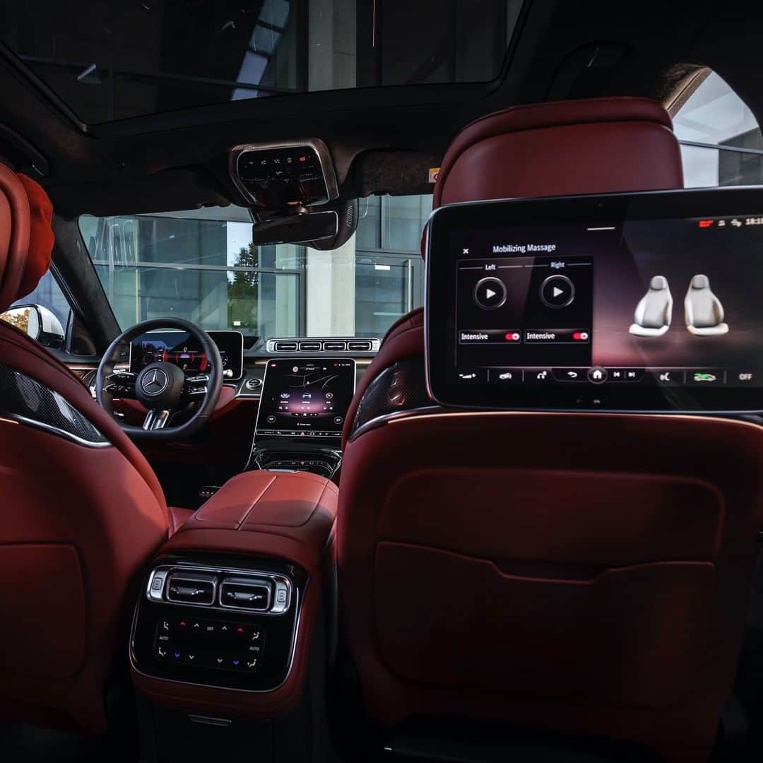 メルセデス・ベンツさんのインスタグラム写真 - (メルセデス・ベンツInstagram)「In the new S-Class, "Hey Mercedes" can also be controlled from the rear. Several microphones help to tell the system which seat the voice is coming from. The active ambient lighting flashes at this position and identifies the current speaker.  #Mercedesbenz #Sclass #NewSclass #MBUX #caresforwhatmatters」1月11日 16時01分 - mercedesbenz