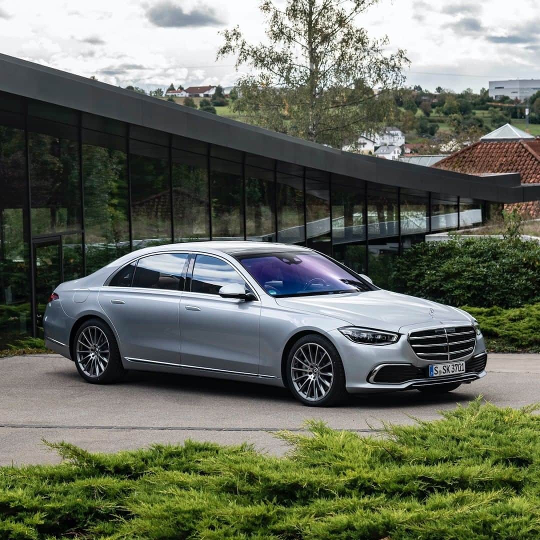 メルセデス・ベンツさんのインスタグラム写真 - (メルセデス・ベンツInstagram)「In the new S-Class, "Hey Mercedes" can also be controlled from the rear. Several microphones help to tell the system which seat the voice is coming from. The active ambient lighting flashes at this position and identifies the current speaker.  #Mercedesbenz #Sclass #NewSclass #MBUX #caresforwhatmatters」1月11日 16時01分 - mercedesbenz