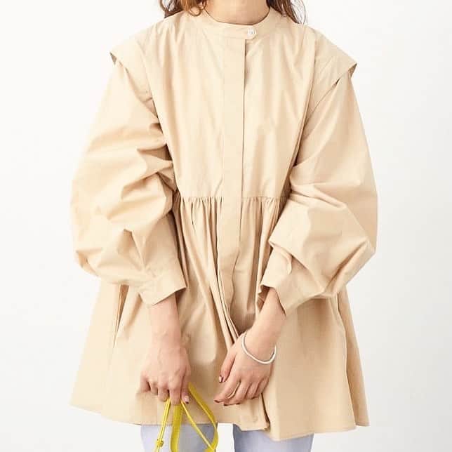 のインスタグラム：「🌟21SS NEW ITEMS   先行予約の新作アイテムをご紹介！  ✔︎ タイプライター前あきギャザー切替チュニック  ¥4,400(税込)  コットンの張りを活かしてふわっとしたウエストの切り替えとボリューム袖がポイント❤︎  ------------------------------------------------  ▶︎公式オンラインショップJ'aDoRe JUN ONLINEでは秋冬の新作商品&PRE ORDERアイテムをご覧になれます！﻿ ﻿ お買い物を是非お楽しみください♪﻿ ﻿ #ViS#ビス#2021#SS#preorder #春夏#先行予約#fashion#vis_jp#instafashion#今日のコーデ#きょこ#プチプラ#プチプラコーデ#スタイリング#ファッション#カジュアル#お家時間#トレンド服#大人っぽい」