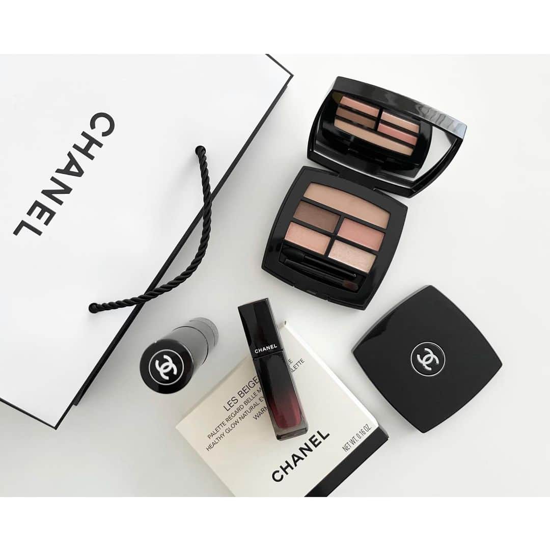 kumiのインスタグラム：「chanel cosme.  5色入りのアイシャドウパレットと 落ちにくくて唇に優しい艶リップ。  マスク生活になって コスメ選びも変わってきたなぁ。  シャネルの発色の良さはやっぱりピカイチ。。  タッチアップできないからこそ とても丁寧に教えてくださった。  BAさんとの出会いもご縁☺︎☺︎ ありがとうございました。  #chanelcosmetics」