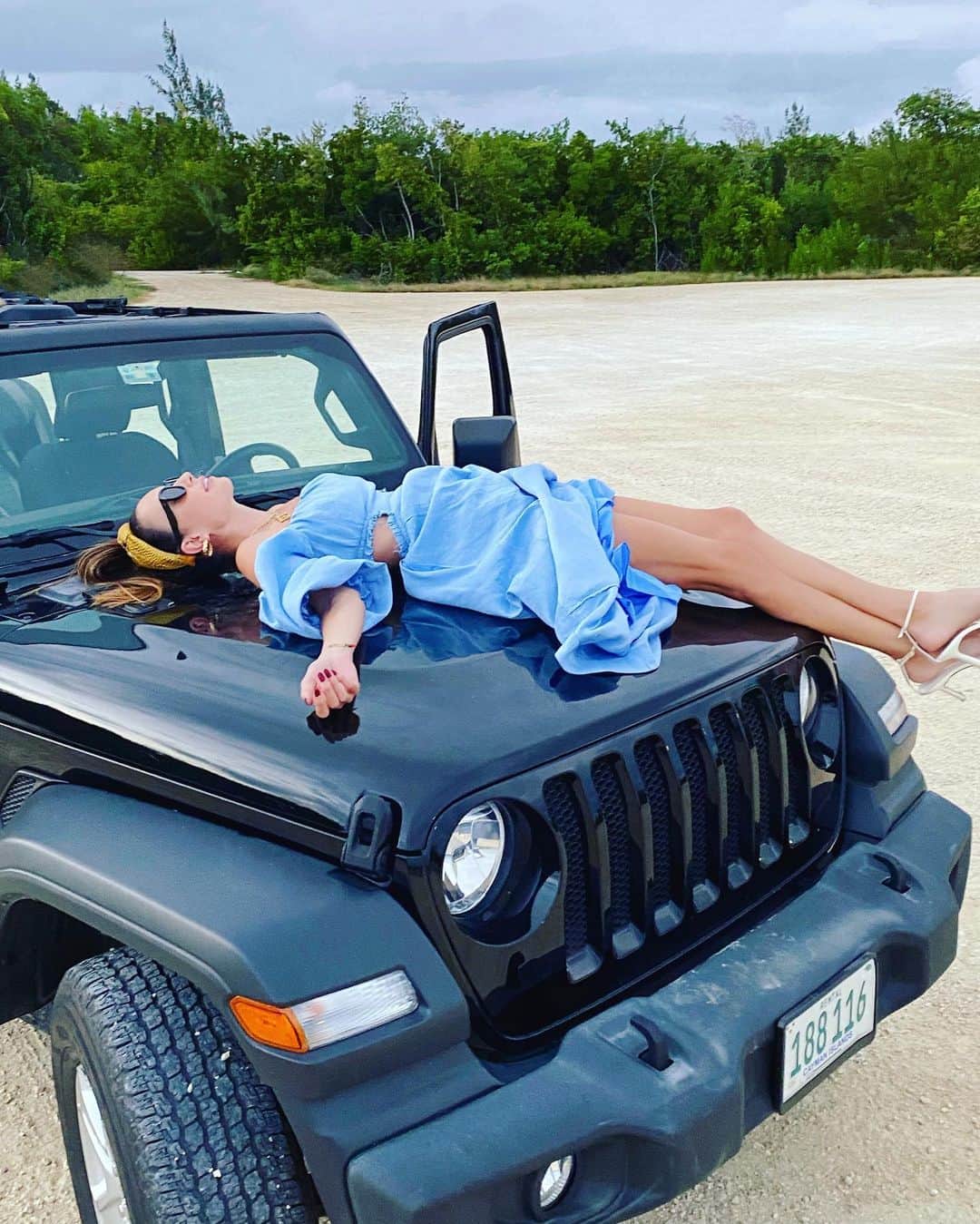Elizabeth Chambers Hammerのインスタグラム：「Celebrating day 457 of Christmas break coming to an end with 2 hours of off-roading, which is both the babes’ newest favorite hobby and oddly exhausting. Happy week, bbs. 💙」