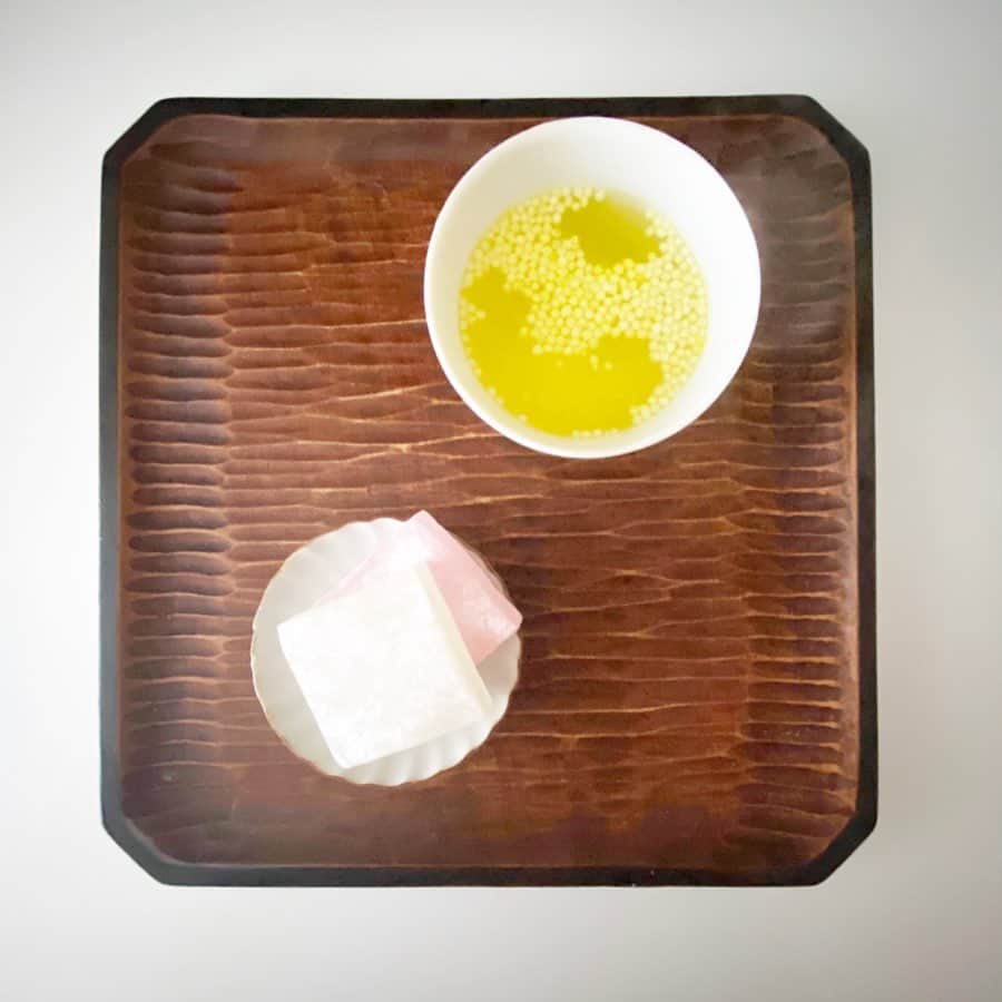 のインスタグラム：「今日のおやつは寒い日によ寄り添うようなお菓子。会津の「ここのえ」は湯呑みに入れて熱湯を注ぎます。柚子の香りとほの甘さがやさしい。添えたお菓子もほんのり甘い「翁飴」。この食感クセになります。」