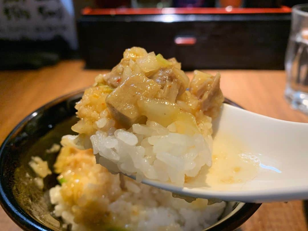 SUSURUさんのインスタグラム写真 - (SUSURUInstagram)「麺家ぶらいとん@旗の台 あぶらめん並、小ライス（ランチタイム無料） 初訪🎉 東急池上線、旗の台駅近くにある自家製麺のあぶらめんが人気のお店です。 祝日ということで行列に接続し、1時間ほど待って着丼！ ニンニク、玉ネギの刺激的なアクセントにガツンと旨味効いた濃厚なタレが中太麺と絡んでウマ🍥 行列になるのも頷ける中毒性のある一杯でした🍜 #susuru_tv #麺家ぶらいとん #旗の台 #東京 #あぶらめん #小ライス #うまい  #ラーメン #らーめん #ramen #ラーメン部 #ramennoodles #毎日ラーメン生活 #麺スタグラム #japaneseramen #japanramen #foodstagram #foodie #noodles #instanoodle #instaramen #instafood #susururecommended #油そば #まぜそば #東京ラーメン」1月11日 16時05分 - susuru_tv