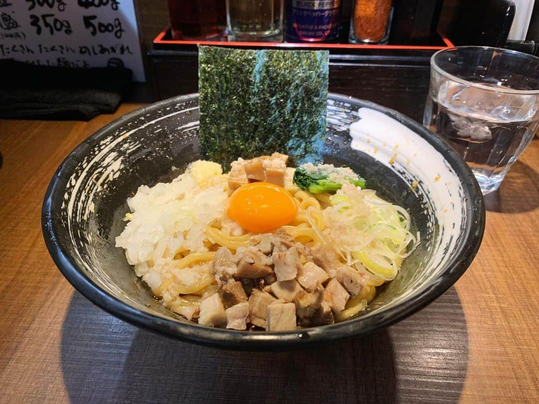 SUSURUさんのインスタグラム写真 - (SUSURUInstagram)「麺家ぶらいとん@旗の台 あぶらめん並、小ライス（ランチタイム無料） 初訪🎉 東急池上線、旗の台駅近くにある自家製麺のあぶらめんが人気のお店です。 祝日ということで行列に接続し、1時間ほど待って着丼！ ニンニク、玉ネギの刺激的なアクセントにガツンと旨味効いた濃厚なタレが中太麺と絡んでウマ🍥 行列になるのも頷ける中毒性のある一杯でした🍜 #susuru_tv #麺家ぶらいとん #旗の台 #東京 #あぶらめん #小ライス #うまい  #ラーメン #らーめん #ramen #ラーメン部 #ramennoodles #毎日ラーメン生活 #麺スタグラム #japaneseramen #japanramen #foodstagram #foodie #noodles #instanoodle #instaramen #instafood #susururecommended #油そば #まぜそば #東京ラーメン」1月11日 16時05分 - susuru_tv