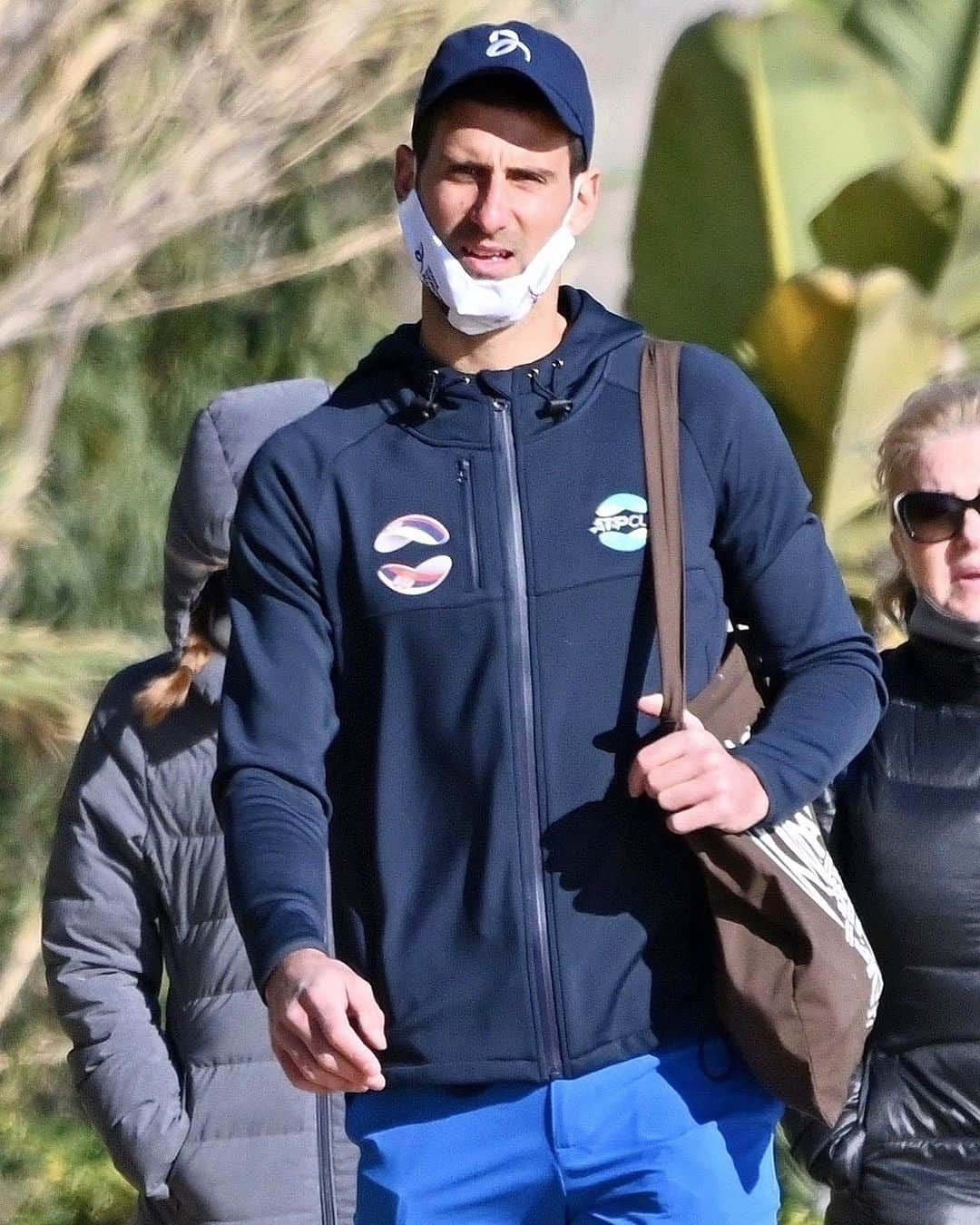 Just Jaredさんのインスタグラム写真 - (Just JaredInstagram)「Novak Djokovic and his wife Jelena packed on the PDA during a family outing on Sunday in Spain! #NovakDjokovic #JelenaDjokovic Photos: Backgrid」1月11日 16時05分 - justjared