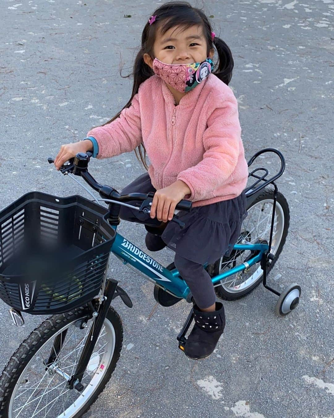 ロッシーさんのインスタグラム写真 - (ロッシーInstagram)「自転車練習！ 新年自転車を乗れる様になった息子！ 年末年始に、毎日練習をしてくれたじぃじに、感謝しがないです！！ 立派に、1人で乗れです！ 毎日公園や道路で、頑張ってます！ 娘も、負けずに、コマ付きのお兄ちゃん譲りチャリを、頑張ってます！2人の、頑張り、あどけなさに涙が出てきます！ 頑張って長い距離、坂道登り降り！ 寒いのに、手袋なしで、日が暮れるまで、乗りたい！といいながら頑張ってます！ 可愛くもあり、頼もしい！ 頑張れ！！　 休憩に食べる ピザまん　と　からあげクン！美味しいよね！  「パパー！！じぃじに教えてあげてね！写真とってね！動画とってね！じぃじ、ばぁば、に教えてね！滋賀のじいちゃん、滋賀のばあちゃん！ママにも見せてね！」と、息子、娘は、いいますよ！  じぃじ本当にありがとうございます！  みんな見てくれましたか？＾＾  子供達の成長に涙なみだ。。  毎日公園行きたいわぁ。  #自転車 #練習 #息子 #感謝 #立派 #娘 #コマ付き自転車 #チャリ #あどけない #坂道 #頑張れ #可愛いね！ #ピザまん #からあげクン #じぃじ #ばぁば #じいちゃん #滋賀 #ばあちゃん #ママ #パパ #成長 #涙なみだ。。 #野性爆弾 #ロッシー #より。 #ロシ写真」1月11日 16時17分 - yaseibakudan_rossy