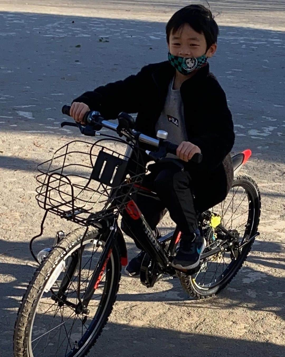 ロッシーさんのインスタグラム写真 - (ロッシーInstagram)「自転車練習！ 新年自転車を乗れる様になった息子！ 年末年始に、毎日練習をしてくれたじぃじに、感謝しがないです！！ 立派に、1人で乗れです！ 毎日公園や道路で、頑張ってます！ 娘も、負けずに、コマ付きのお兄ちゃん譲りチャリを、頑張ってます！2人の、頑張り、あどけなさに涙が出てきます！ 頑張って長い距離、坂道登り降り！ 寒いのに、手袋なしで、日が暮れるまで、乗りたい！といいながら頑張ってます！ 可愛くもあり、頼もしい！ 頑張れ！！　 休憩に食べる ピザまん　と　からあげクン！美味しいよね！  「パパー！！じぃじに教えてあげてね！写真とってね！動画とってね！じぃじ、ばぁば、に教えてね！滋賀のじいちゃん、滋賀のばあちゃん！ママにも見せてね！」と、息子、娘は、いいますよ！  じぃじ本当にありがとうございます！  みんな見てくれましたか？＾＾  子供達の成長に涙なみだ。。  毎日公園行きたいわぁ。  #自転車 #練習 #息子 #感謝 #立派 #娘 #コマ付き自転車 #チャリ #あどけない #坂道 #頑張れ #可愛いね！ #ピザまん #からあげクン #じぃじ #ばぁば #じいちゃん #滋賀 #ばあちゃん #ママ #パパ #成長 #涙なみだ。。 #野性爆弾 #ロッシー #より。 #ロシ写真」1月11日 16時17分 - yaseibakudan_rossy