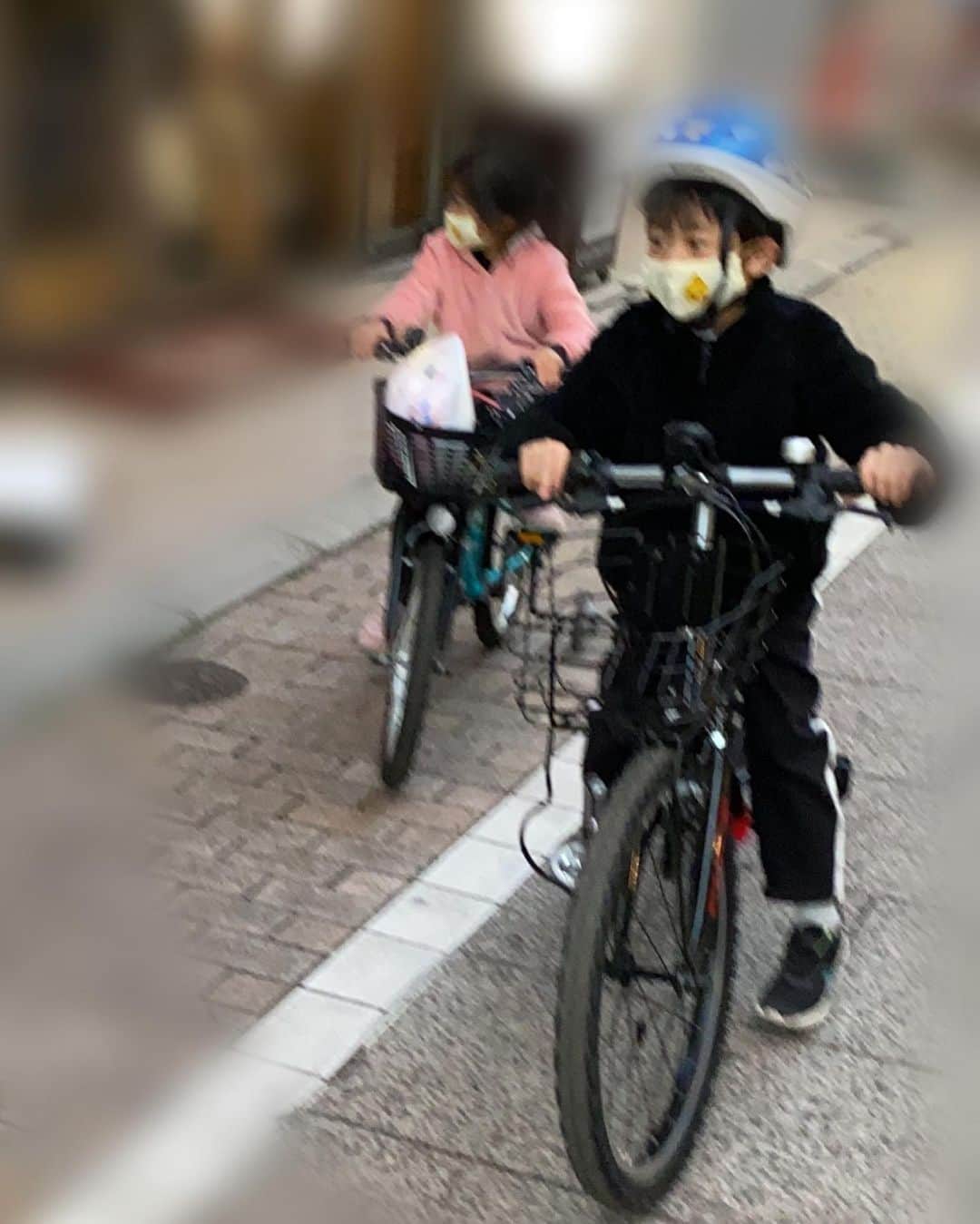 ロッシーさんのインスタグラム写真 - (ロッシーInstagram)「自転車練習！ 新年自転車を乗れる様になった息子！ 年末年始に、毎日練習をしてくれたじぃじに、感謝しがないです！！ 立派に、1人で乗れです！ 毎日公園や道路で、頑張ってます！ 娘も、負けずに、コマ付きのお兄ちゃん譲りチャリを、頑張ってます！2人の、頑張り、あどけなさに涙が出てきます！ 頑張って長い距離、坂道登り降り！ 寒いのに、手袋なしで、日が暮れるまで、乗りたい！といいながら頑張ってます！ 可愛くもあり、頼もしい！ 頑張れ！！　 休憩に食べる ピザまん　と　からあげクン！美味しいよね！  「パパー！！じぃじに教えてあげてね！写真とってね！動画とってね！じぃじ、ばぁば、に教えてね！滋賀のじいちゃん、滋賀のばあちゃん！ママにも見せてね！」と、息子、娘は、いいますよ！  じぃじ本当にありがとうございます！  みんな見てくれましたか？＾＾  子供達の成長に涙なみだ。。  毎日公園行きたいわぁ。  #自転車 #練習 #息子 #感謝 #立派 #娘 #コマ付き自転車 #チャリ #あどけない #坂道 #頑張れ #可愛いね！ #ピザまん #からあげクン #じぃじ #ばぁば #じいちゃん #滋賀 #ばあちゃん #ママ #パパ #成長 #涙なみだ。。 #野性爆弾 #ロッシー #より。 #ロシ写真」1月11日 16時17分 - yaseibakudan_rossy
