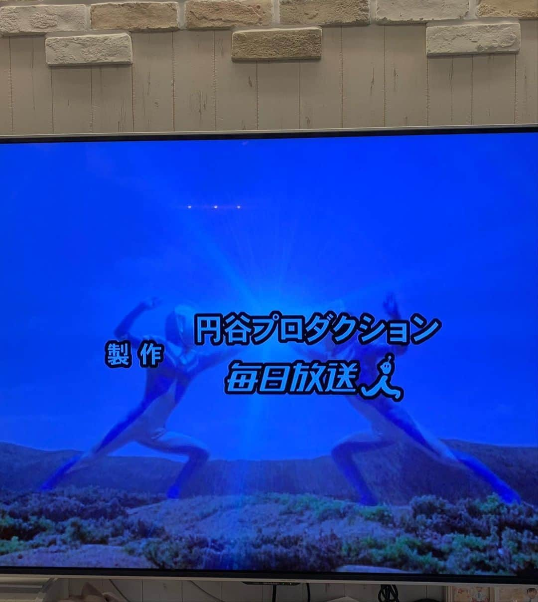 杉浦太陽さんのインスタグラム写真 - (杉浦太陽Instagram)「コアくん。 そろそろウルトラマン観るかな〜っと思って.  ウルトラマンコスモスを観せてみたら、  ニコニコしながら、ハマって観てくれた☀️  そして、  心地良くお昼寝タイムへ...zzz  おやすみ〜⭐️  そして…  まだ観ているのは…  次男・ソラwww  弟より兄がさらにハマるというwww  久しぶりに観たらおもしろかったみたい＾＾  @sugiurataiyou_official  #コア #ウルトラマンデビュー #気持ちよくお昼寝タイムへw #そして #弟よりさらに次男がハマるというw」1月11日 16時20分 - sugiurataiyou_official