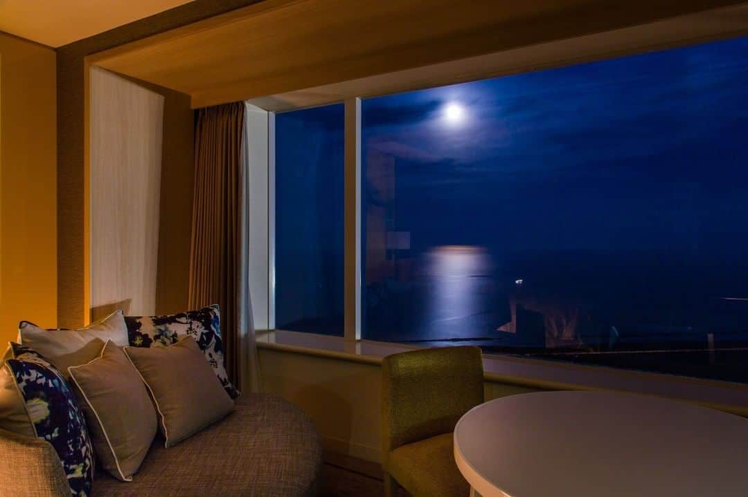 フェニックス・シーガイア・リゾートさんのインスタグラム写真 - (フェニックス・シーガイア・リゾートInstagram)「おうち時間を過ごされている皆様へ、絶景をお届けします。  雄大な太平洋に面したリゾートエリアの中心に位置するホテル「シェラトン･グランデ･オーシャンリゾート」は、地上154m、全客室東向きのオーシャンビュー。 開放的な客室から、雄大な太平洋から昇る朝日、宮崎の明るい日差しが映し出す色鮮やかな海と空の青と松林の緑、美しい芝の緑が浮かび上がるナイターゴルフとイルミネーション、そして満月の夜に現れる幻想的な月の道など、シーガイアならではのダイナミックなロケーションを独り占めいただけます。  #おうち時間 #絶景 #月の道 #朝日の道 #絶景リゾート #リゾートなひととき #シェラトングランデオーシャンリゾート #シーガイア #宮崎 #リゾートホテル #moonroad #SheratonGrandeOceanResort #SEAGAIA #MIYAZAKI #travel #hotellife」1月11日 16時27分 - seagaia_official