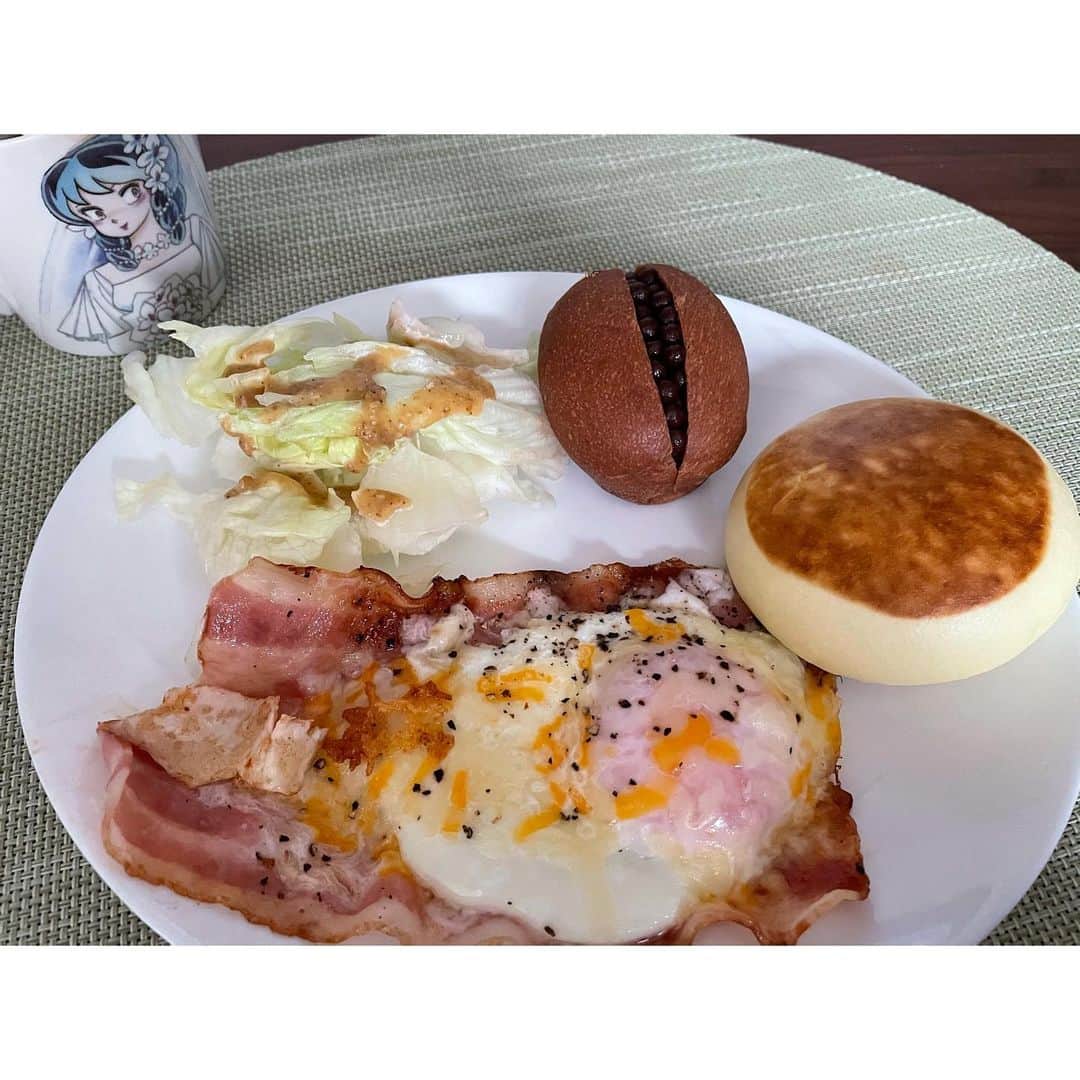のインスタグラム：「高貴な朝ごはん🍞 . #2020年最後の朝ごはん #2021年最初の朝ごはん . #ホットケーキまん #365日 #baconeggcheese  #hotdog #sandwich #breakfast #2021 #2020」