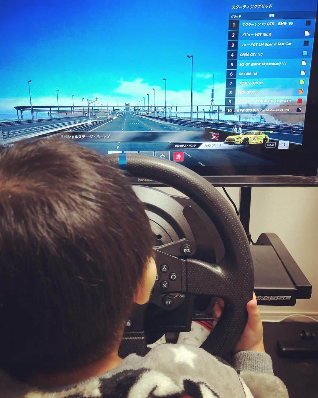のインスタグラム：「朝からトレーニングして、チビのグランツーリスモ→チビのストライダー→夕方にトレーニングの日々。チビは、3歳になって色々と興味が出てきたみたいです。最近は、グランツーリスモとストライダーがブーム😆」